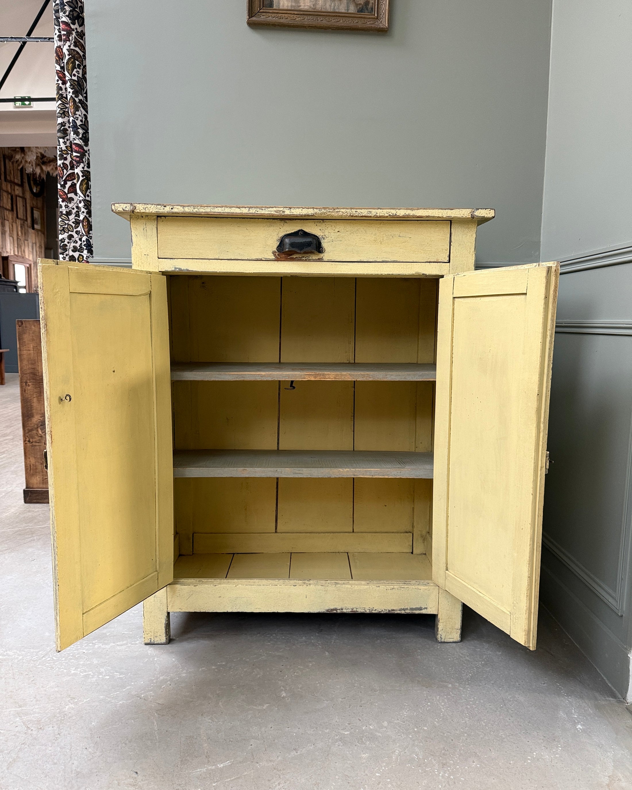 Buffet parisien patine jaune beurre