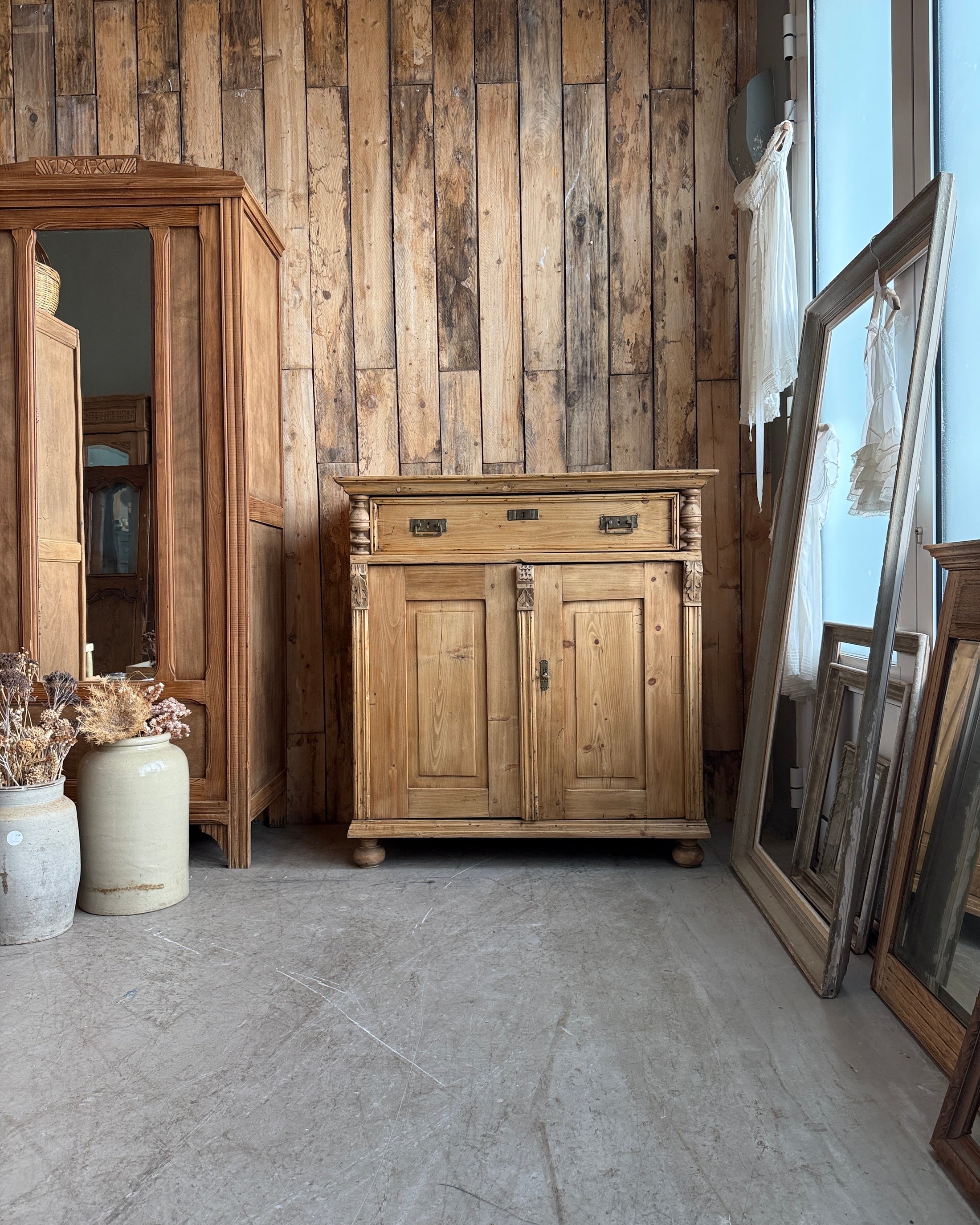 Buffet ancien en pin massif