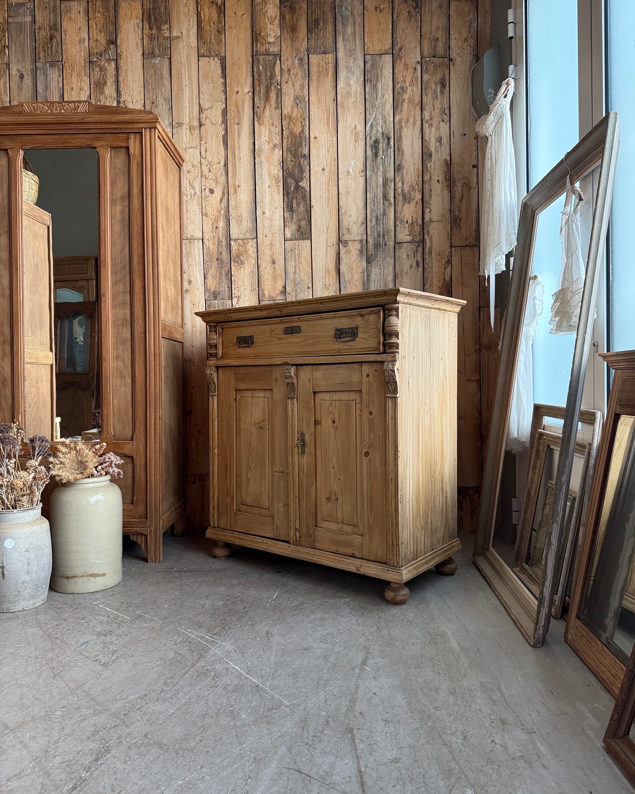 Buffet ancien en pin massif