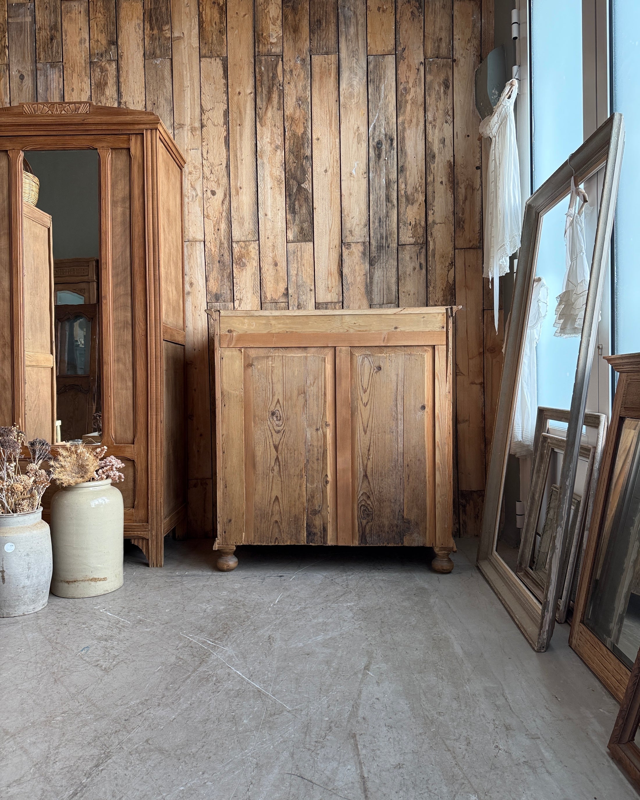 Buffet ancien en pin massif