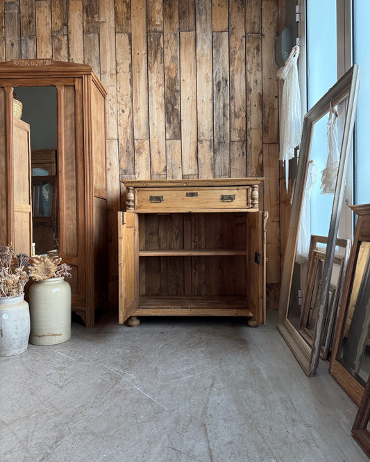 Buffet ancien en pin massif