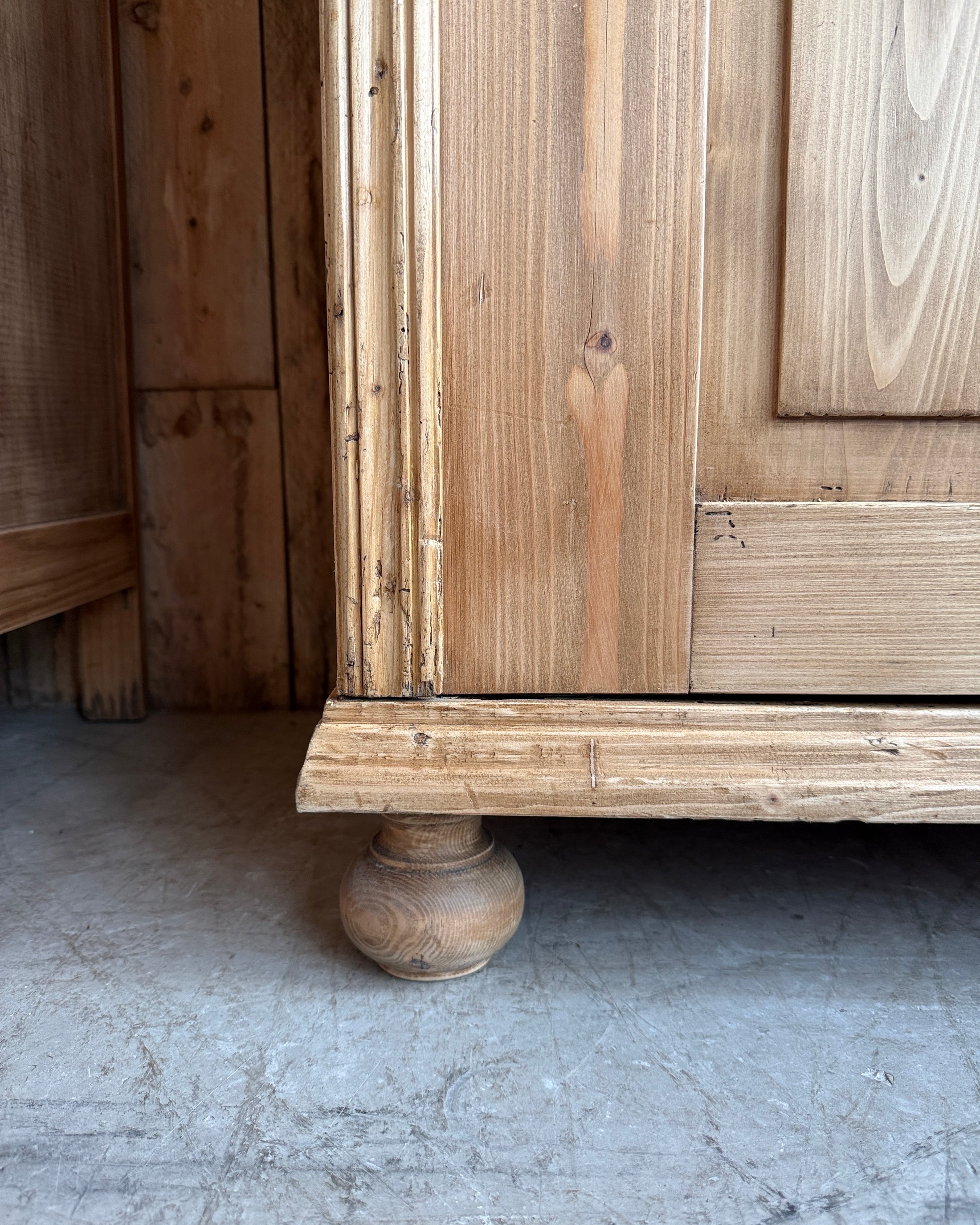 Buffet ancien en pin massif