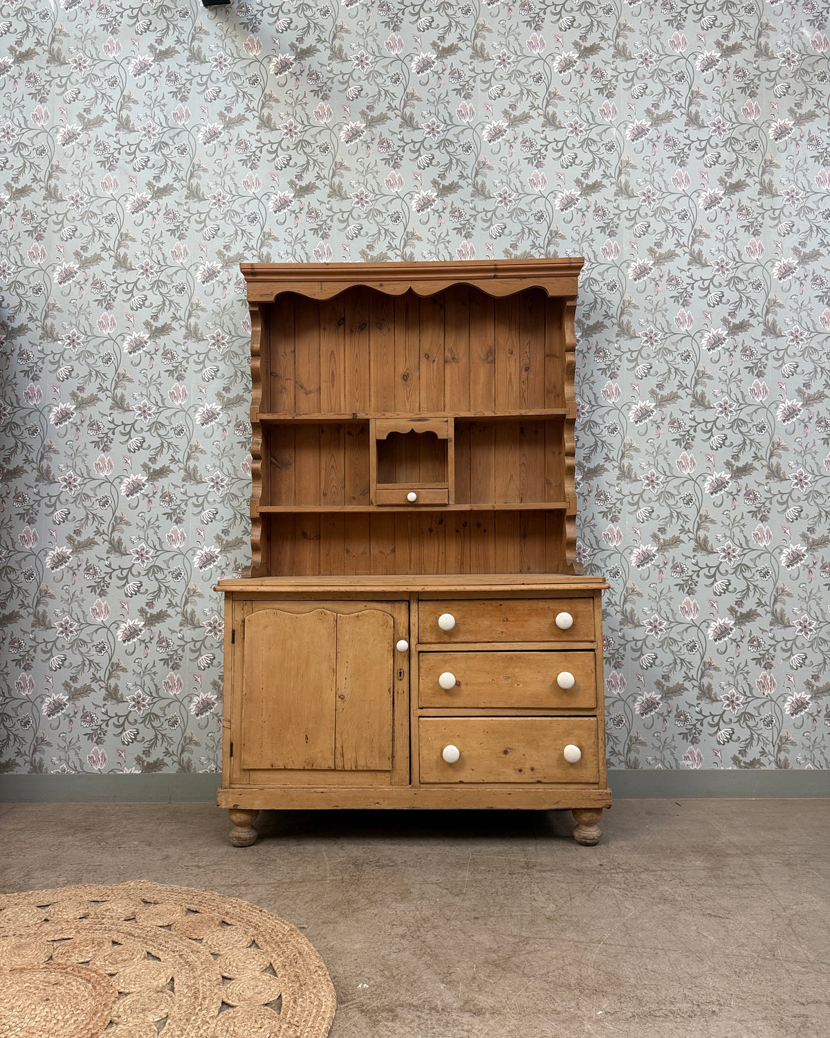 Buffet anglais ancien deux corps en pin massif