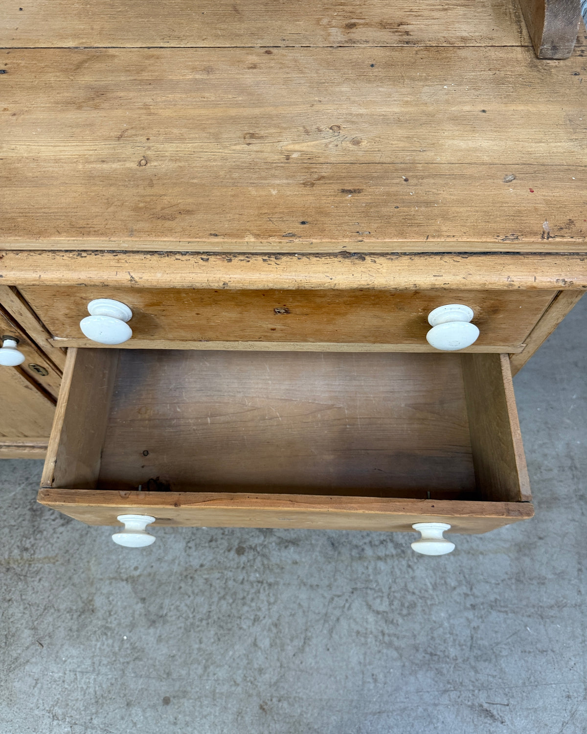 Buffet anglais ancien deux corps en pin massif
