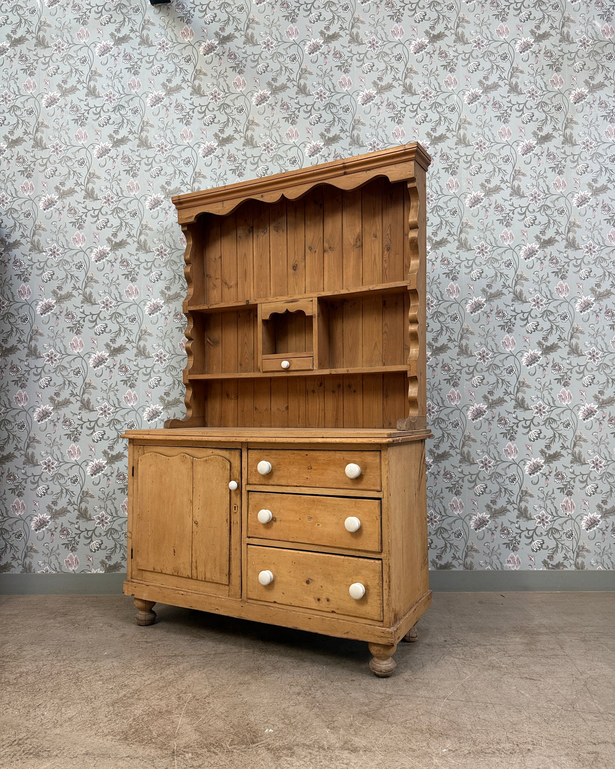 Buffet anglais ancien deux corps en pin massif