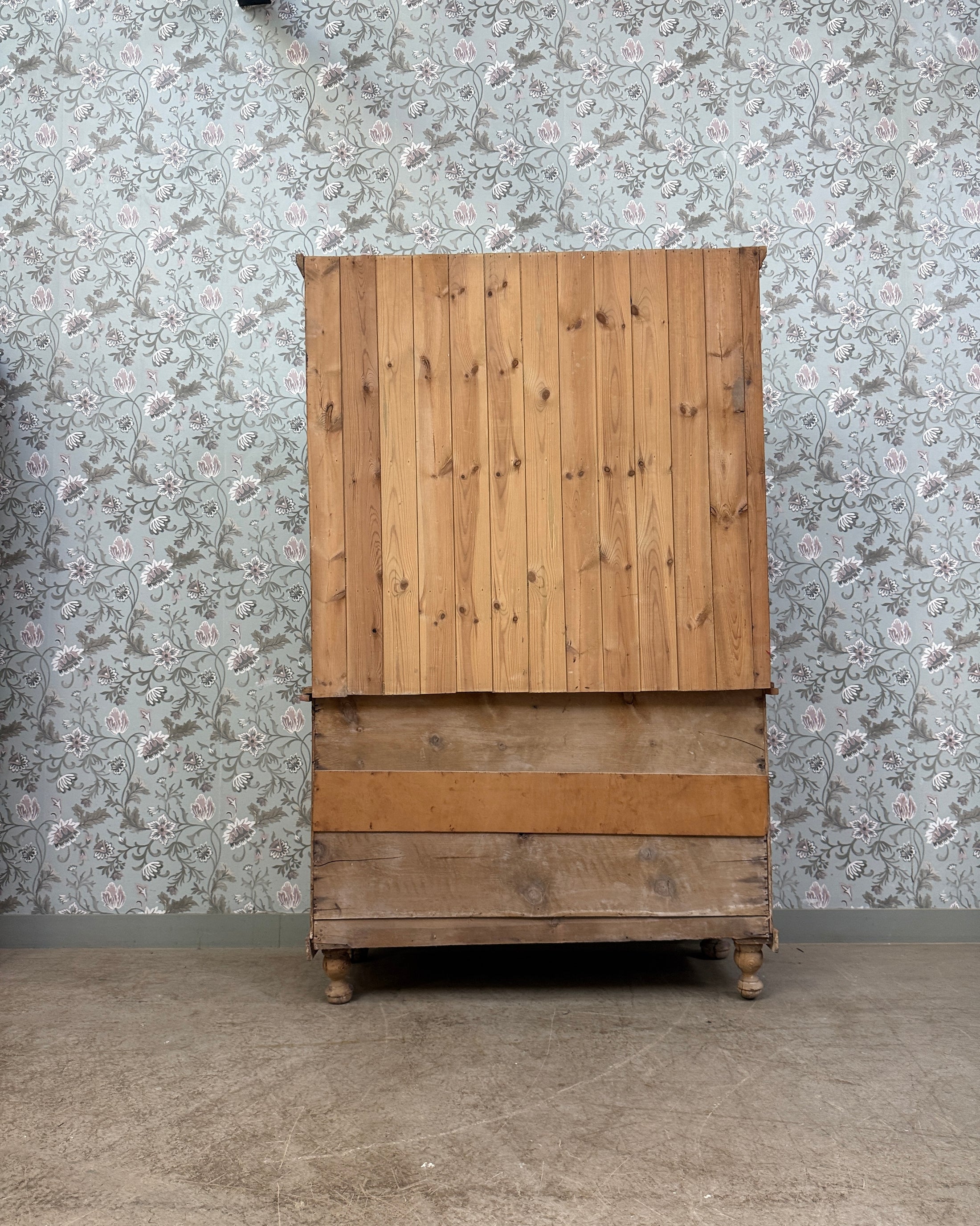 Buffet anglais ancien deux corps en pin massif