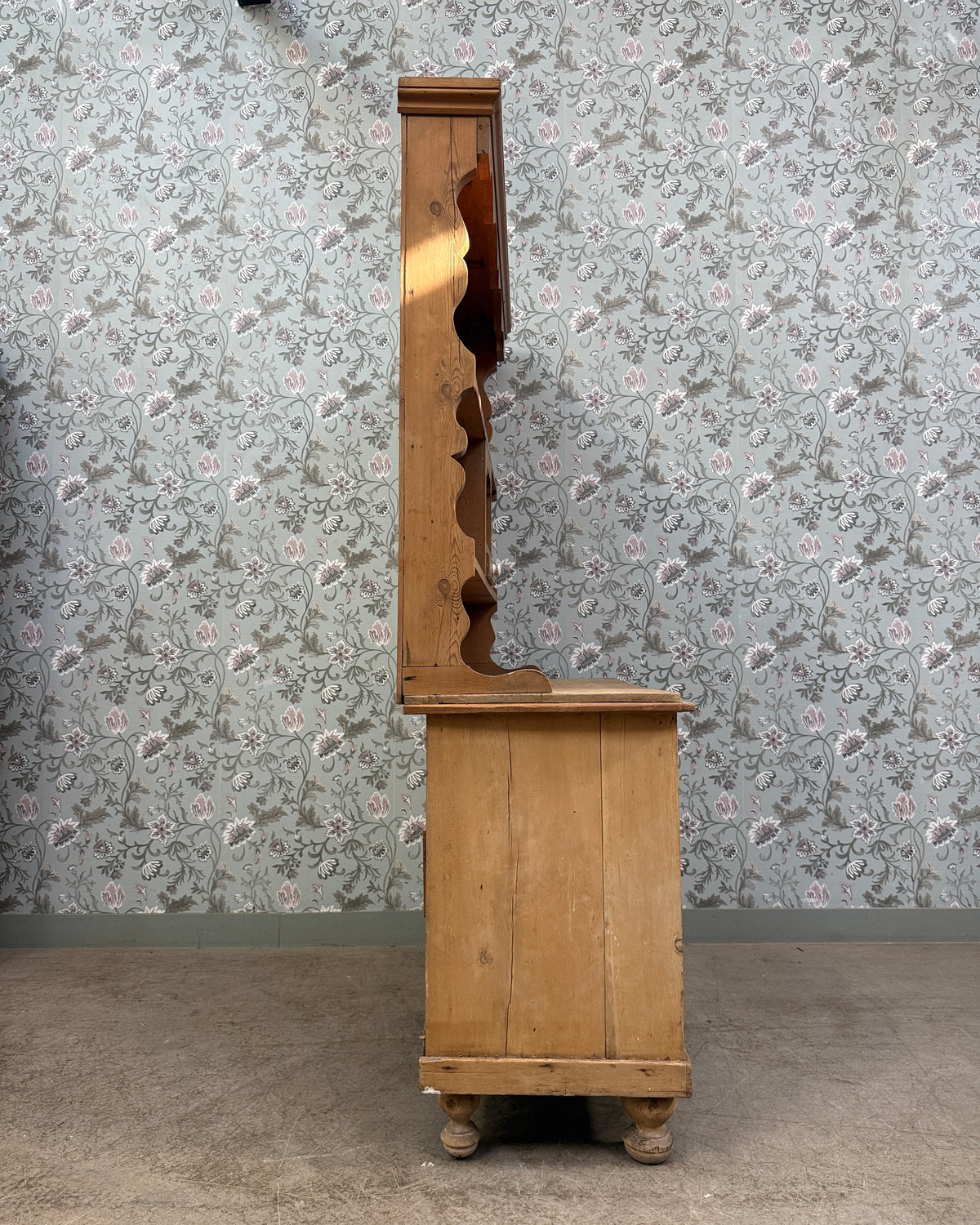 Buffet anglais ancien deux corps en pin massif