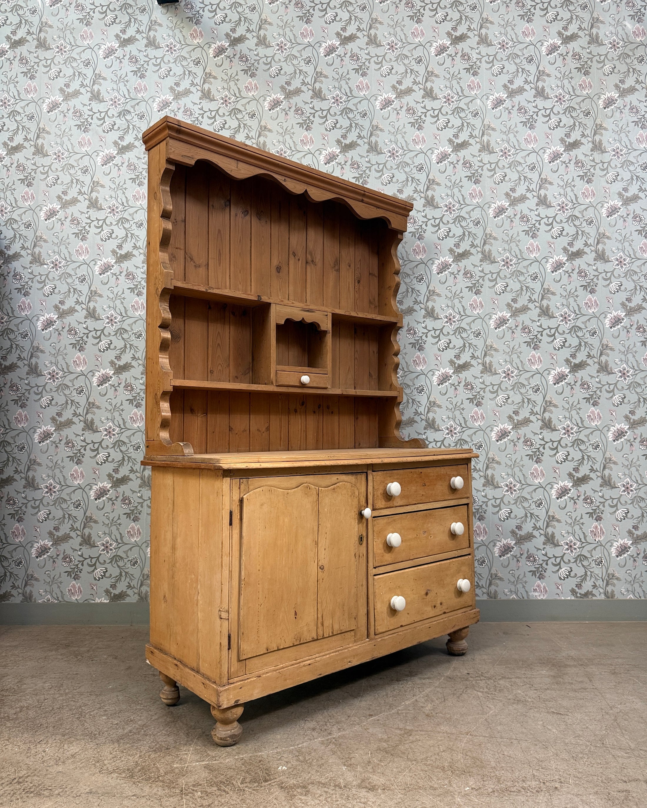 Buffet anglais ancien deux corps en pin massif
