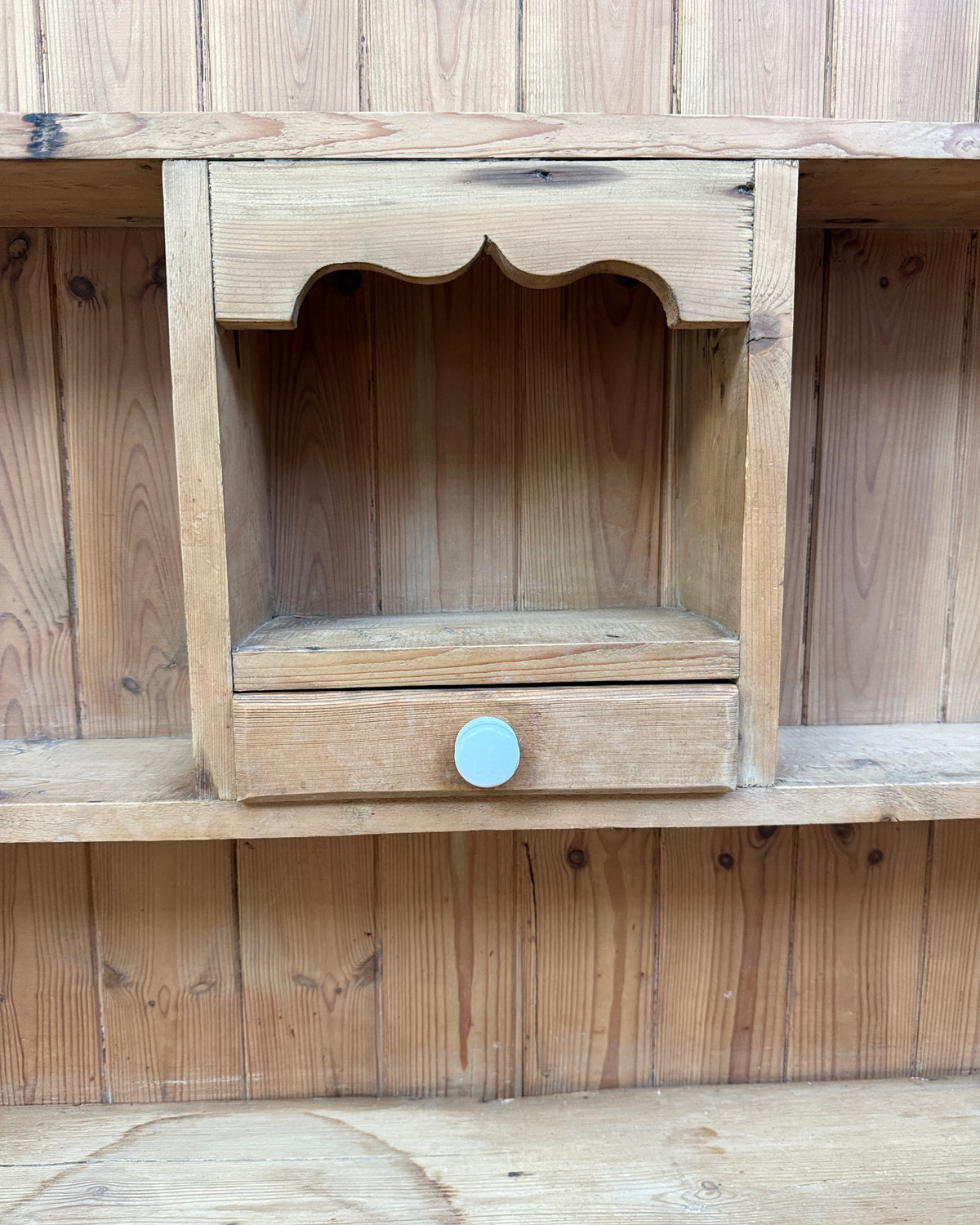 Buffet anglais ancien deux corps en pin massif