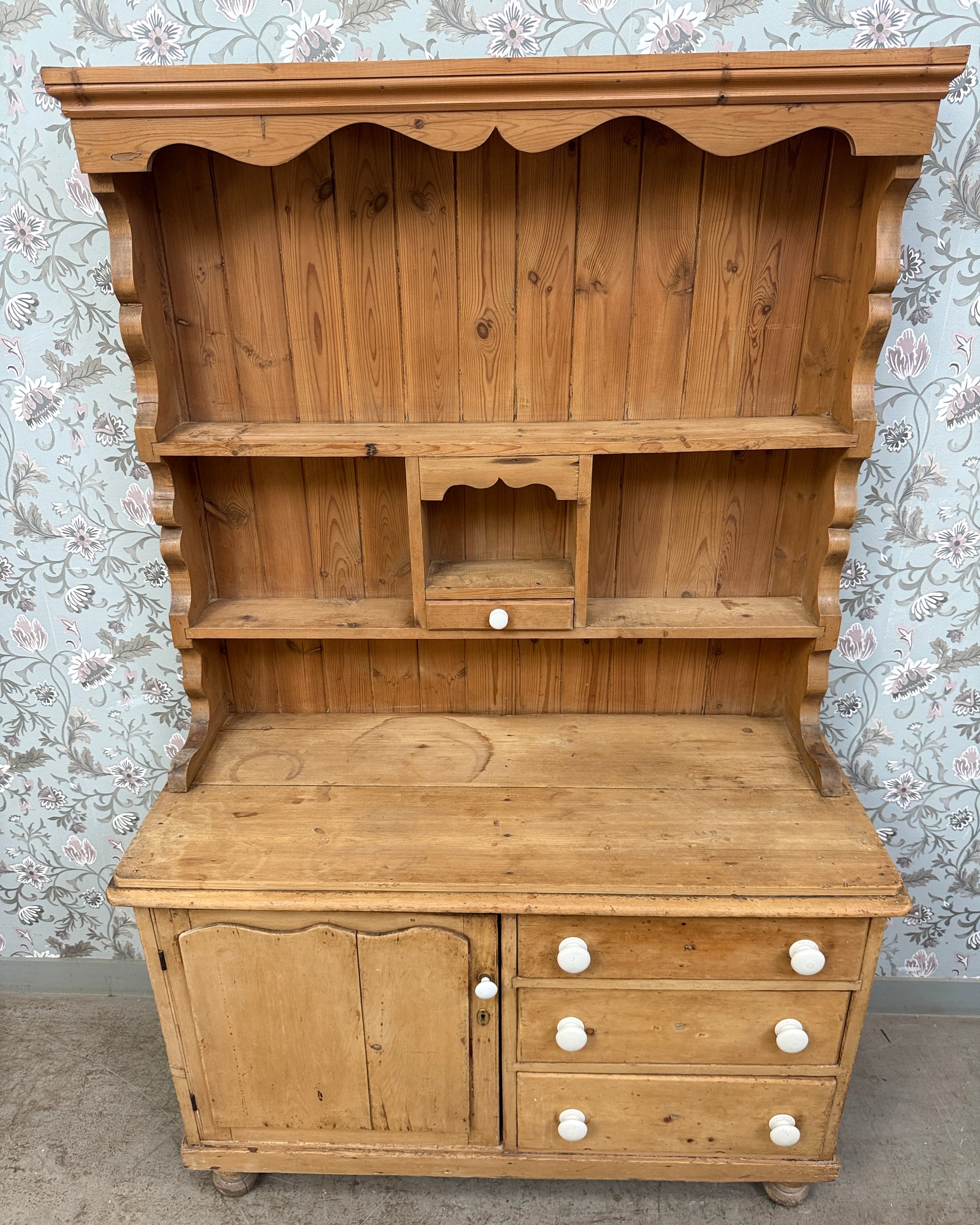 Buffet anglais ancien deux corps en pin massif
