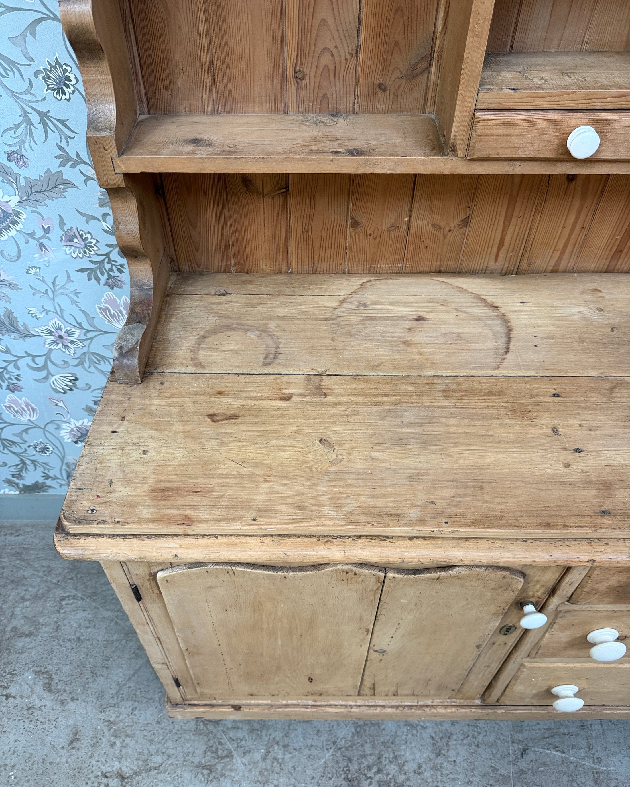 Buffet anglais ancien deux corps en pin massif
