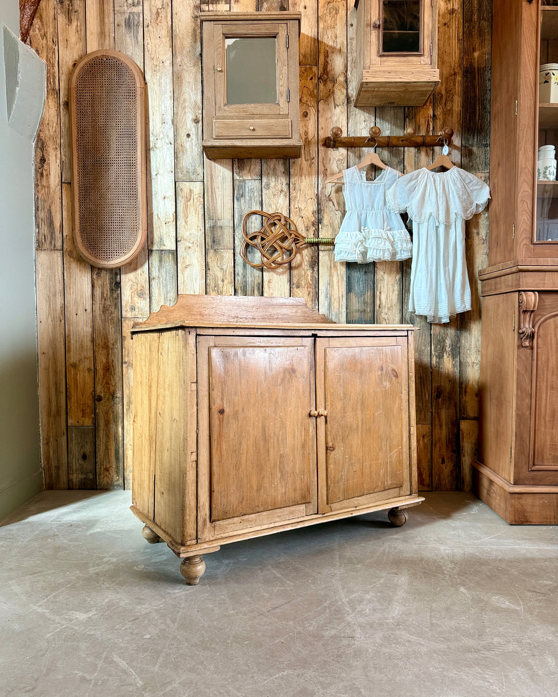 Buffet anglais en pin