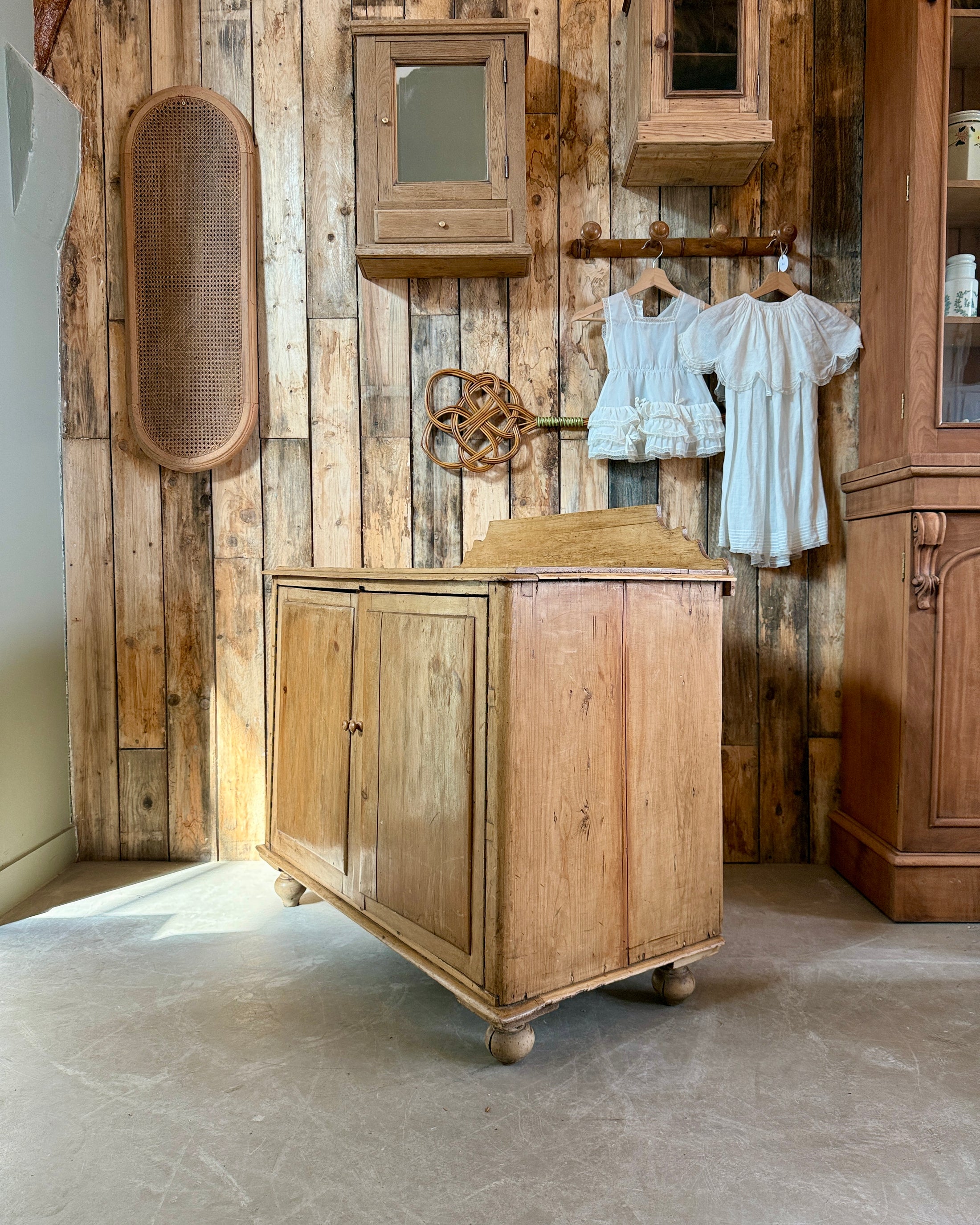 Buffet anglais en pin