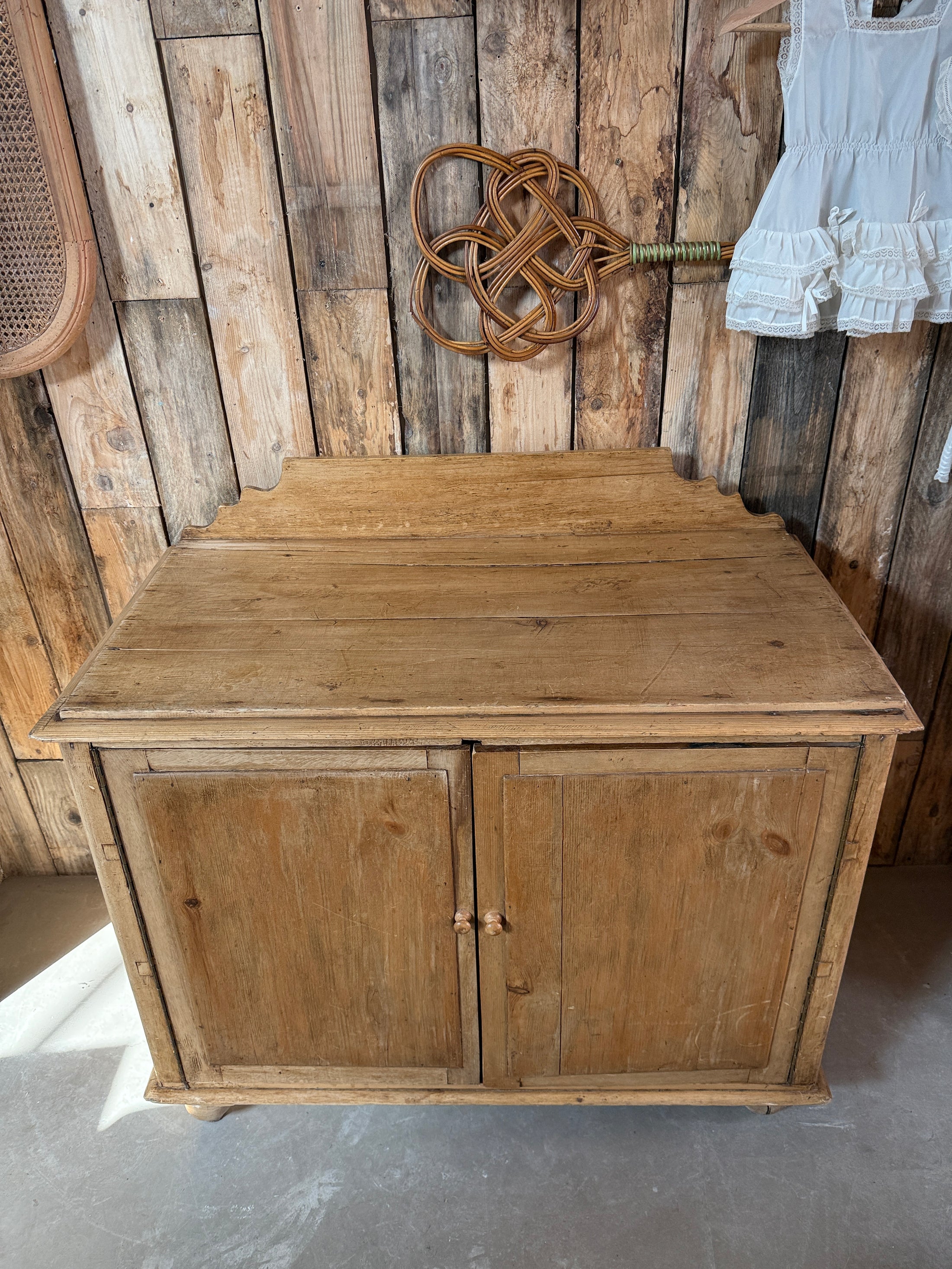 Buffet anglais en pin