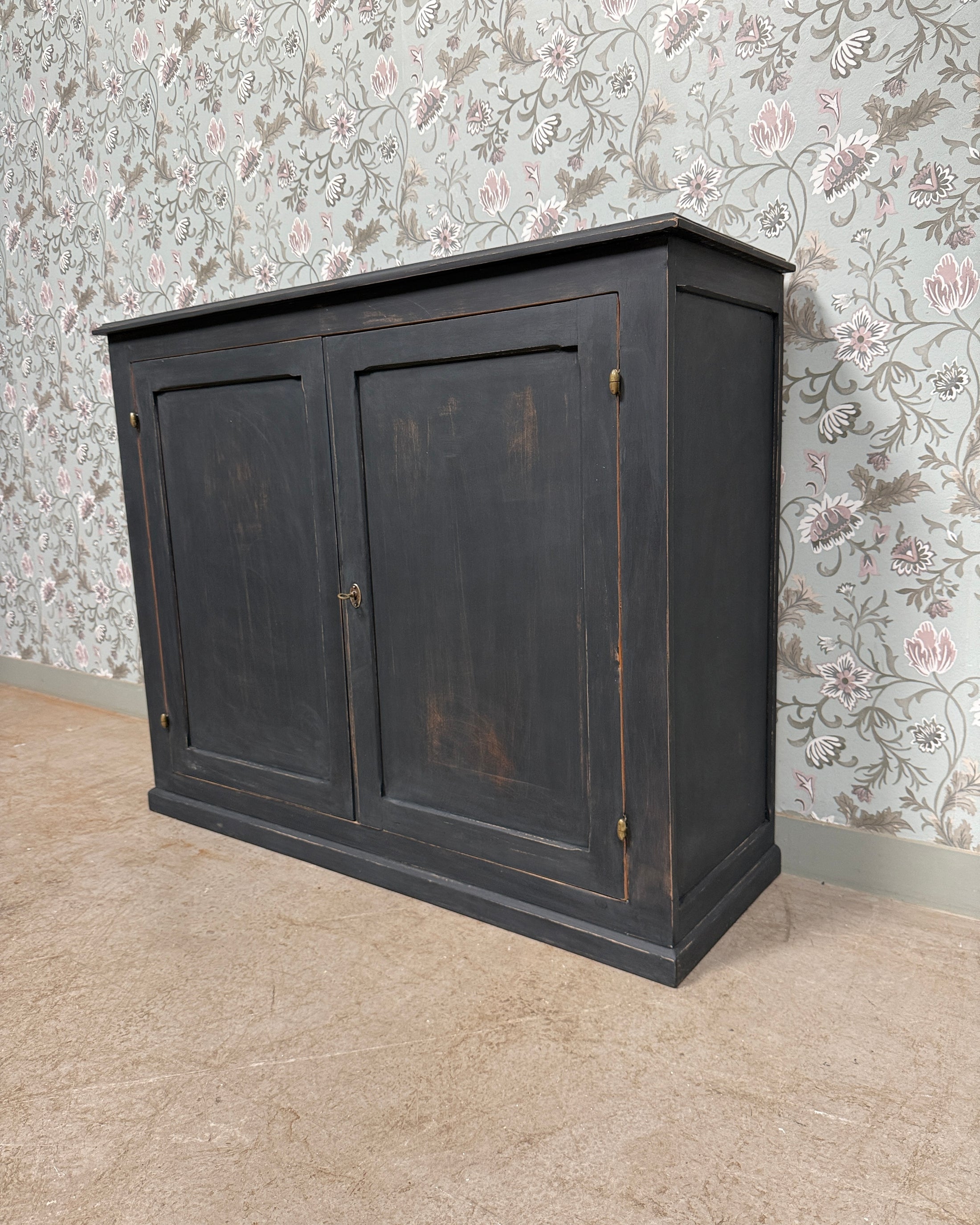 Buffet parisien patine noire