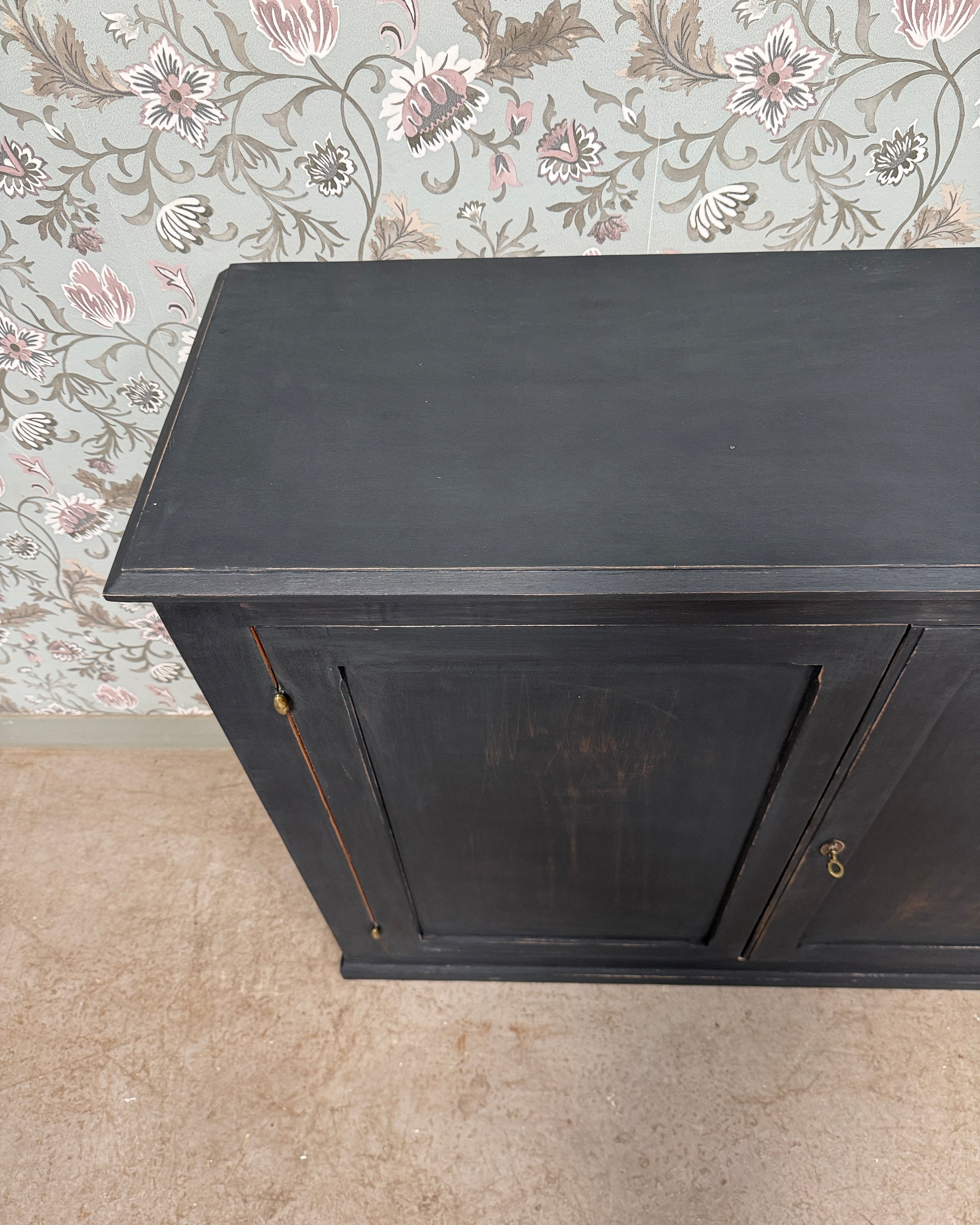 Buffet parisien patine noire