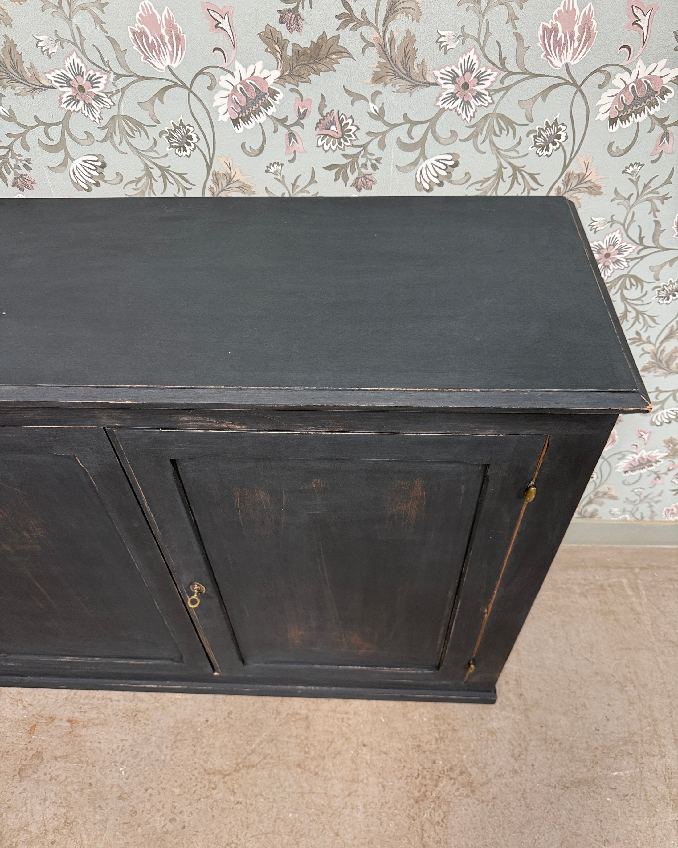 Buffet parisien patine noire