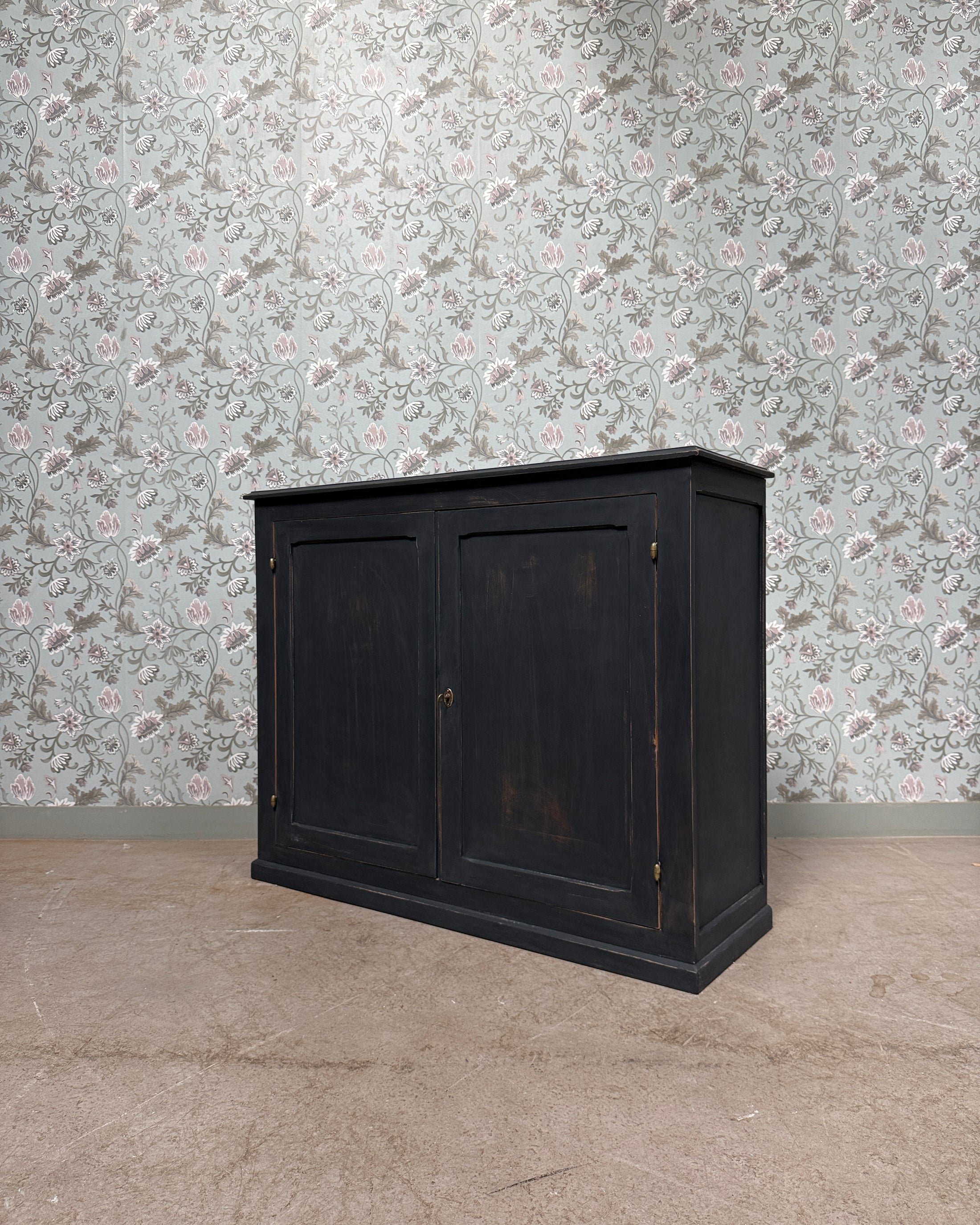 Buffet parisien patine noire