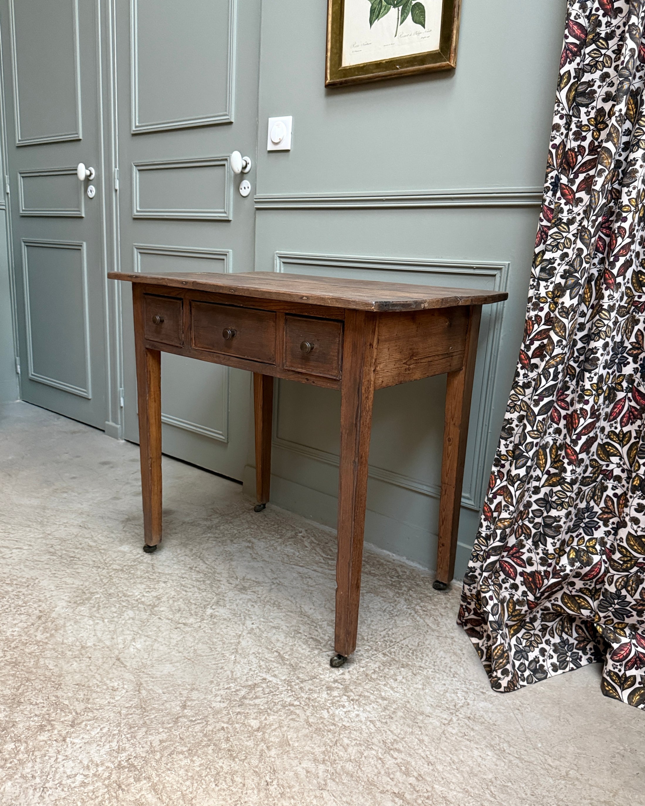 Petit bureau ancien sur roulettes