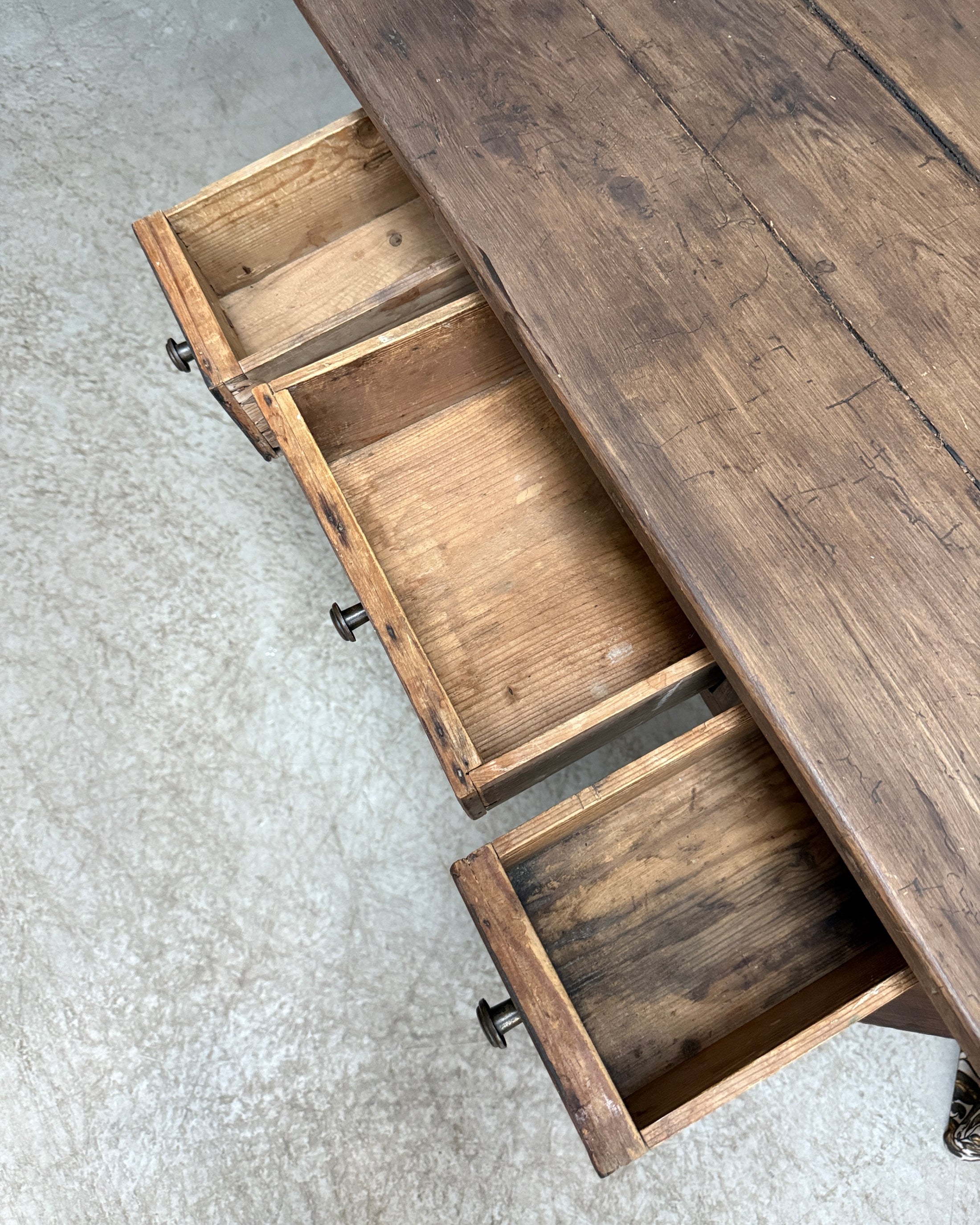 Petit bureau ancien sur roulettes