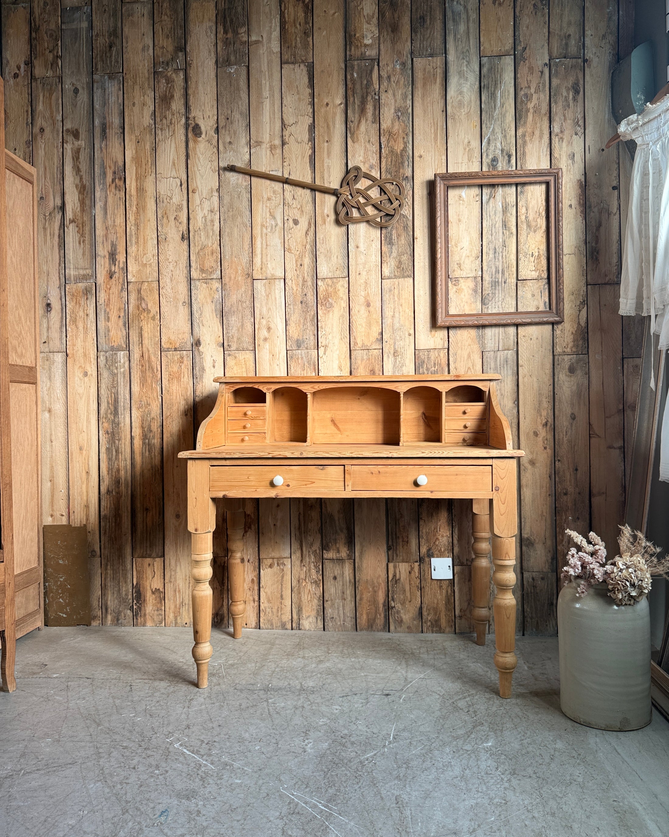 Bureau anglais à gradin en pin massif