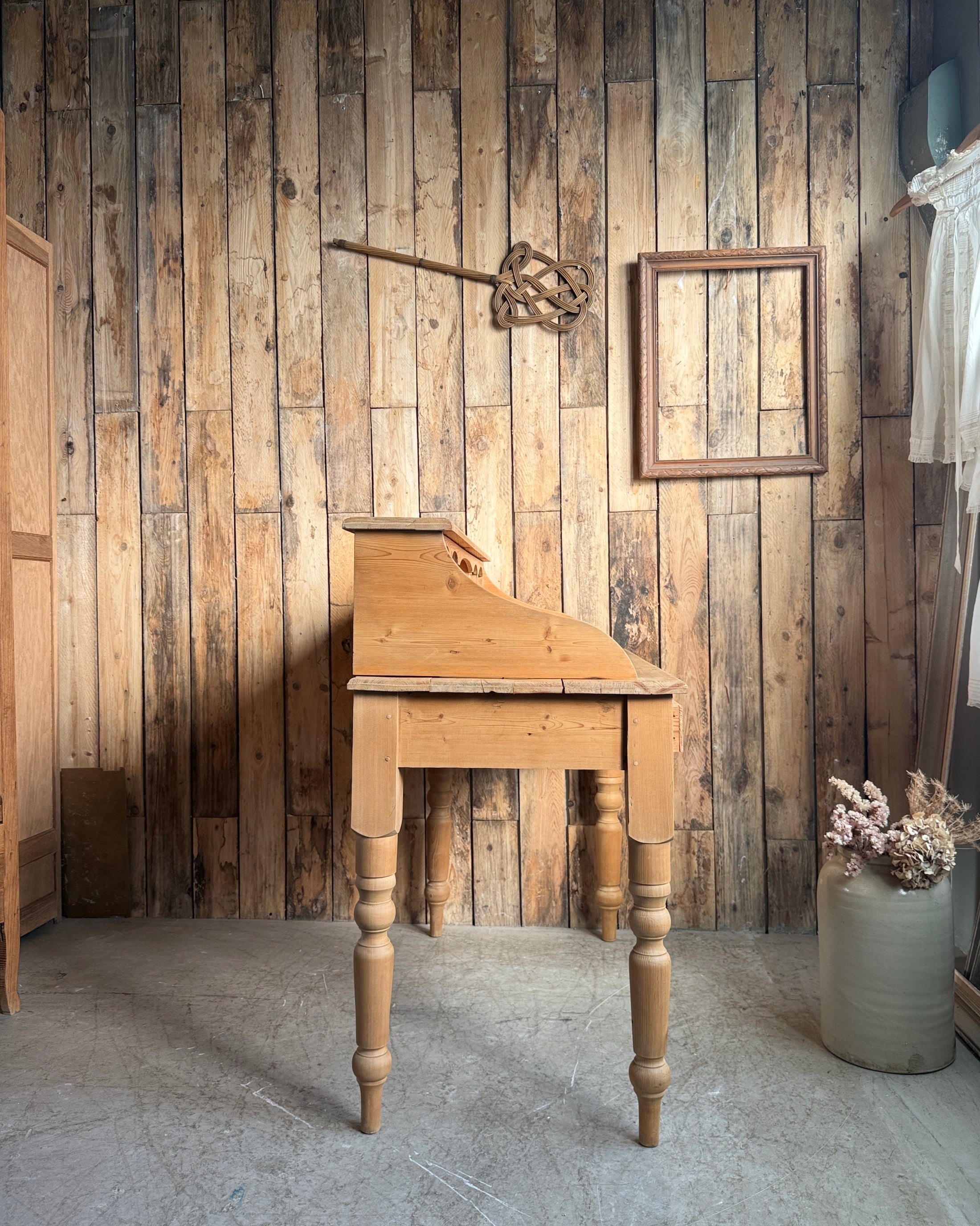Bureau anglais à gradin en pin massif