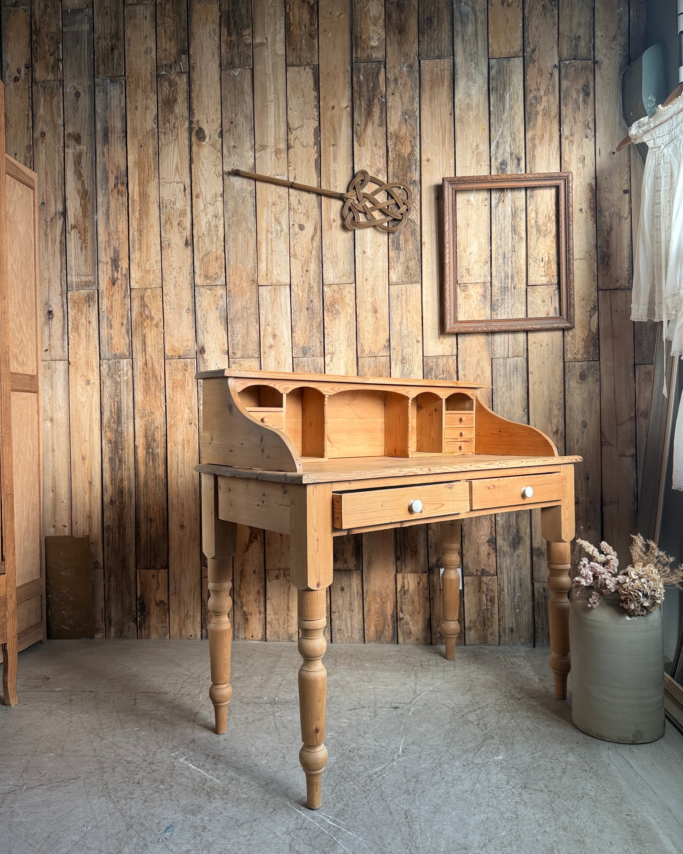 Bureau anglais à gradin en pin massif