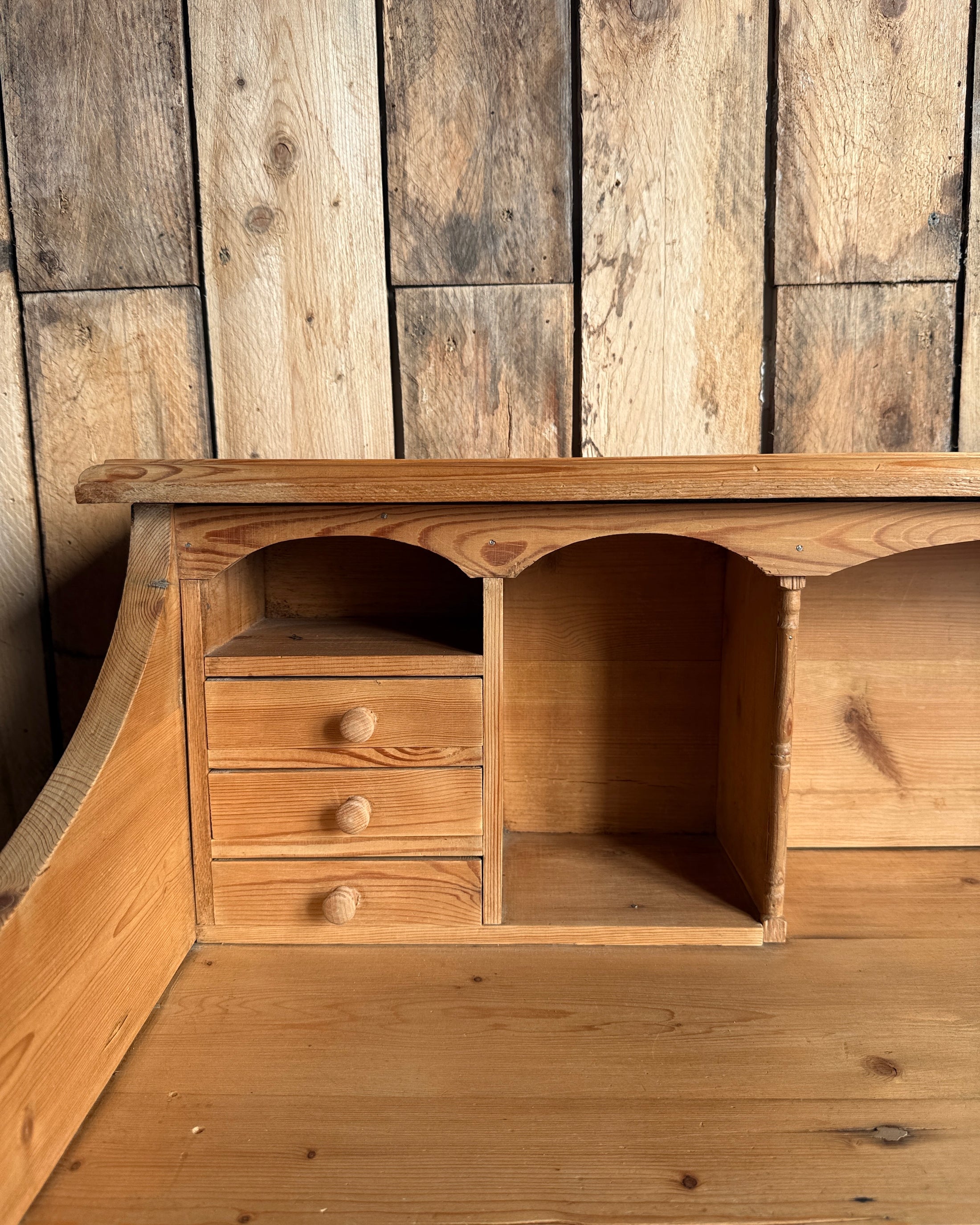 Bureau anglais à gradin en pin massif