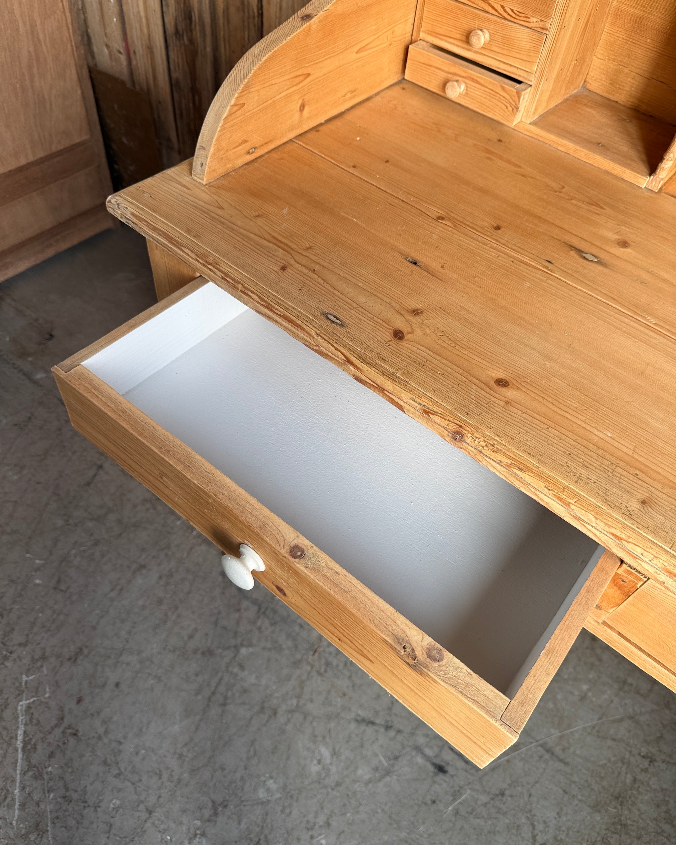 Bureau anglais à gradin en pin massif
