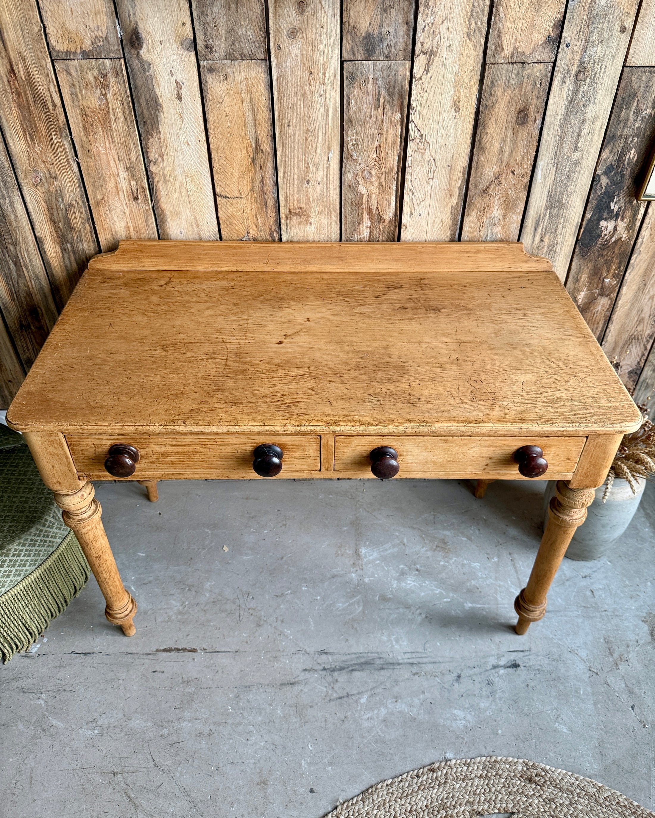 Bureau anglais aux pieds tournés
