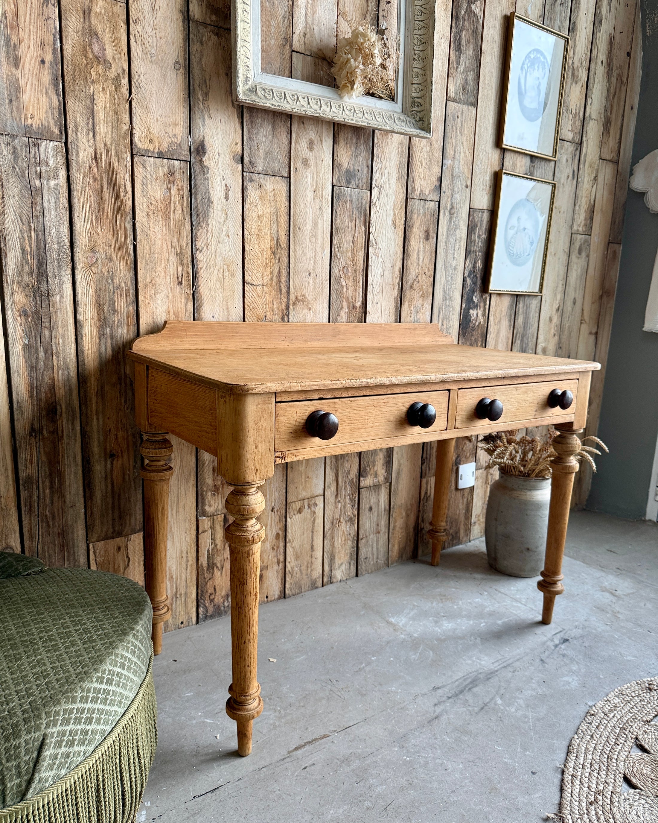 Bureau anglais aux pieds tournés