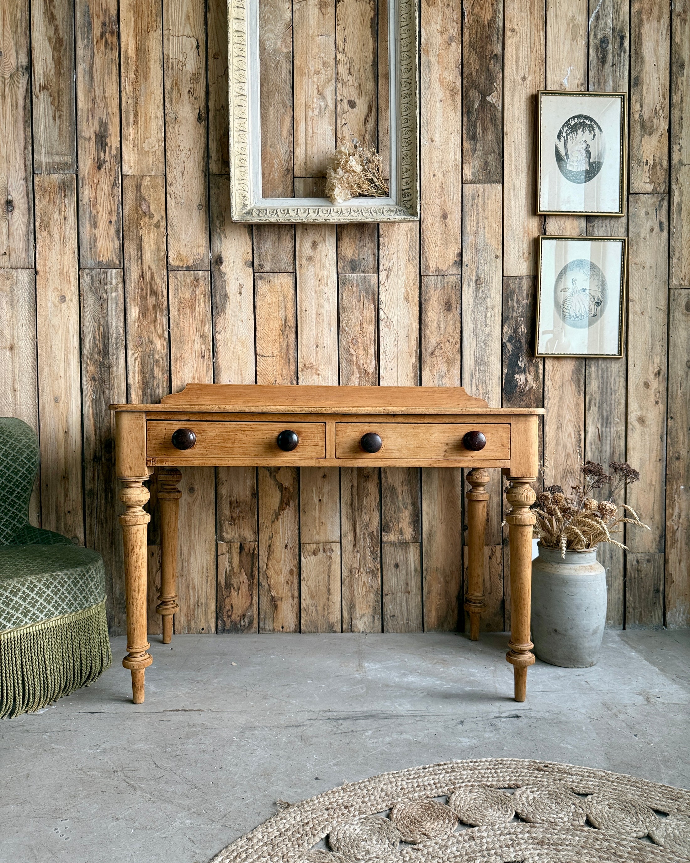 Bureau anglais aux pieds tournés