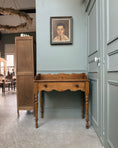 Charger l'image dans la visionneuse de la galerie, Bureau anglais ancien ou console en pin massif
