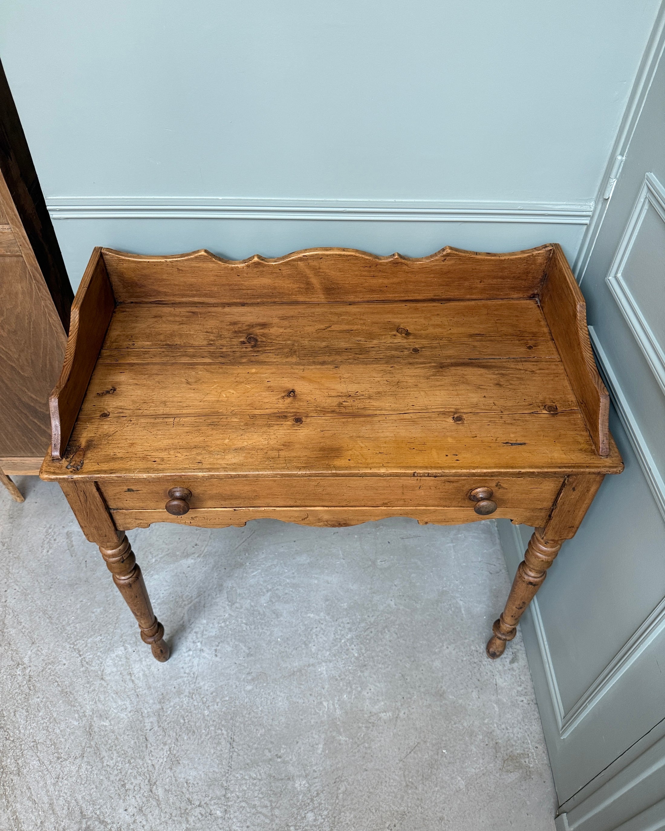 Bureau anglais ancien ou console en pin massif