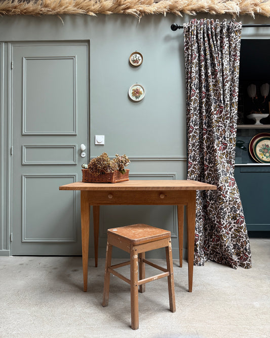 Bureau vintage aux pieds fuseaux