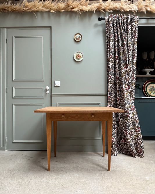 Bureau vintage aux pieds fuseaux