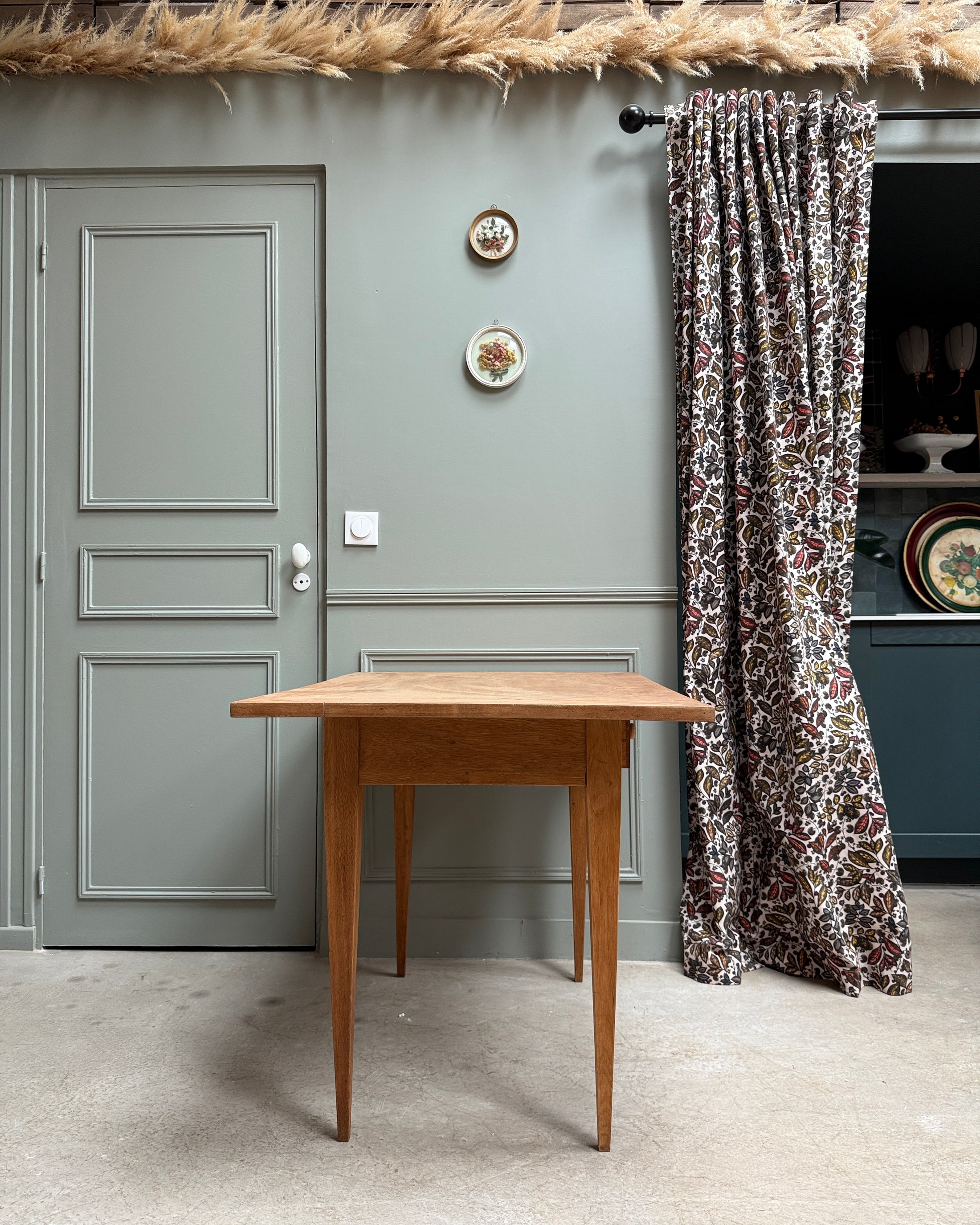 Bureau vintage aux pieds fuseaux