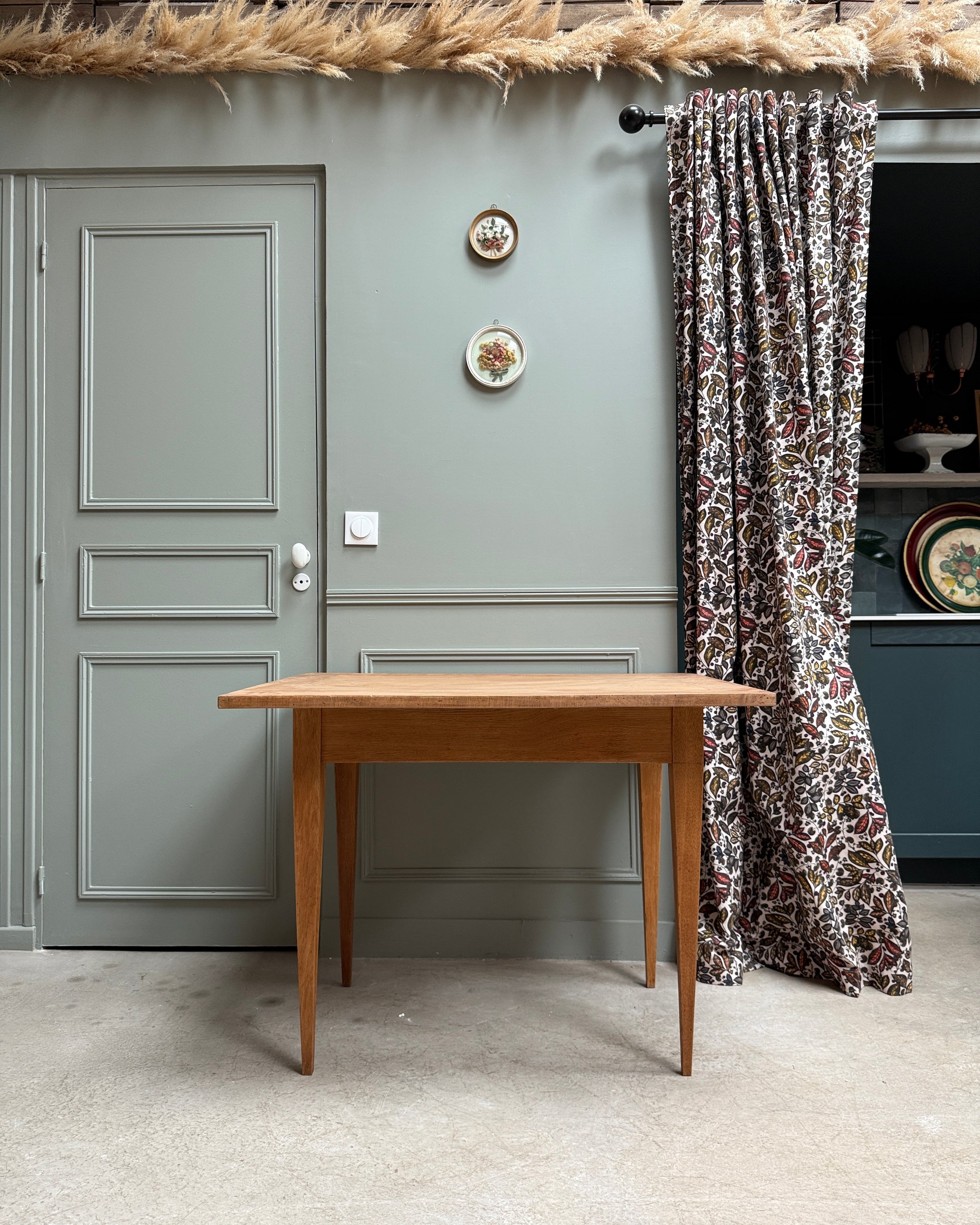 Bureau vintage aux pieds fuseaux