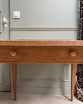 Charger l'image dans la visionneuse de la galerie, Bureau vintage aux pieds fuseaux

