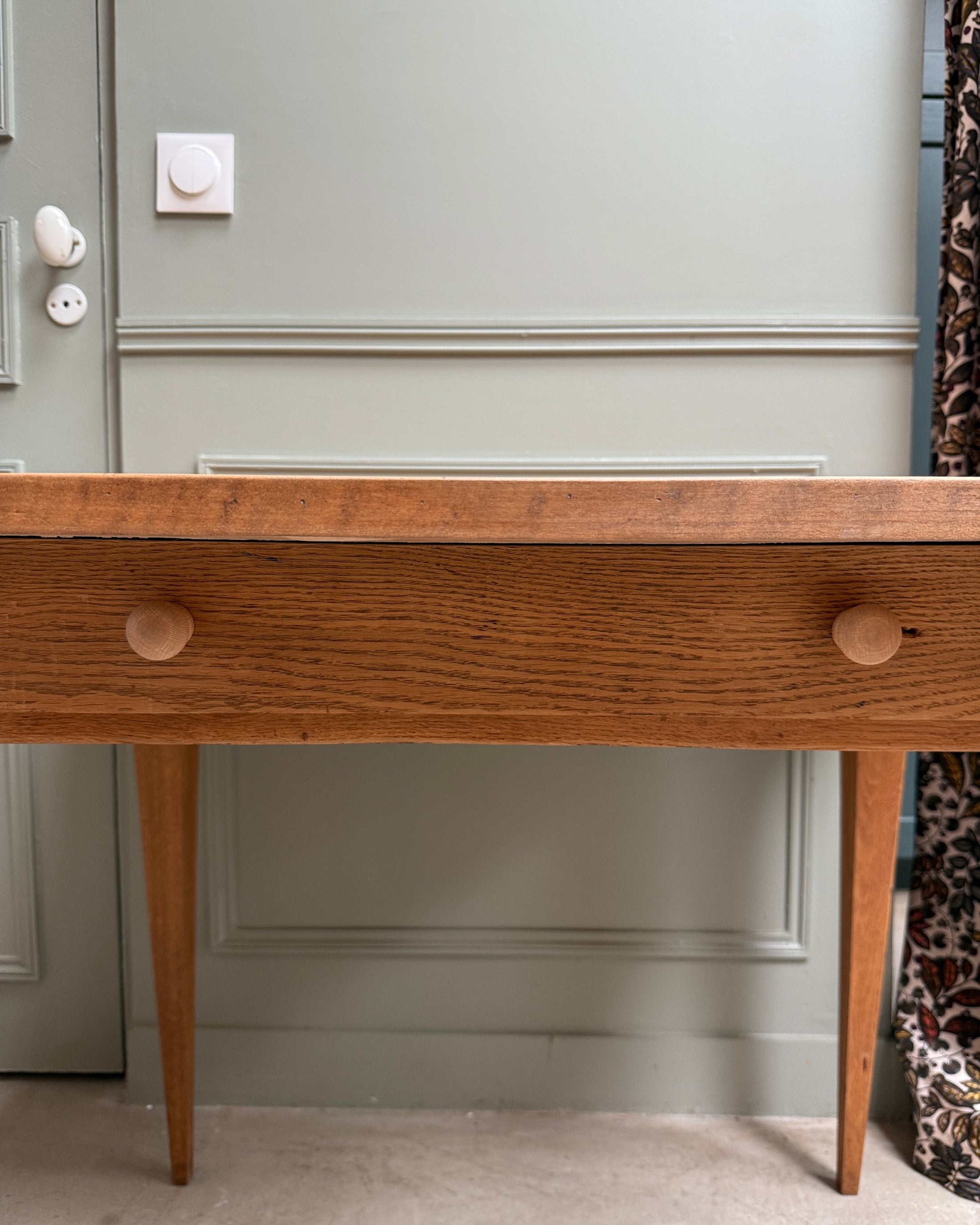 Bureau vintage aux pieds fuseaux
