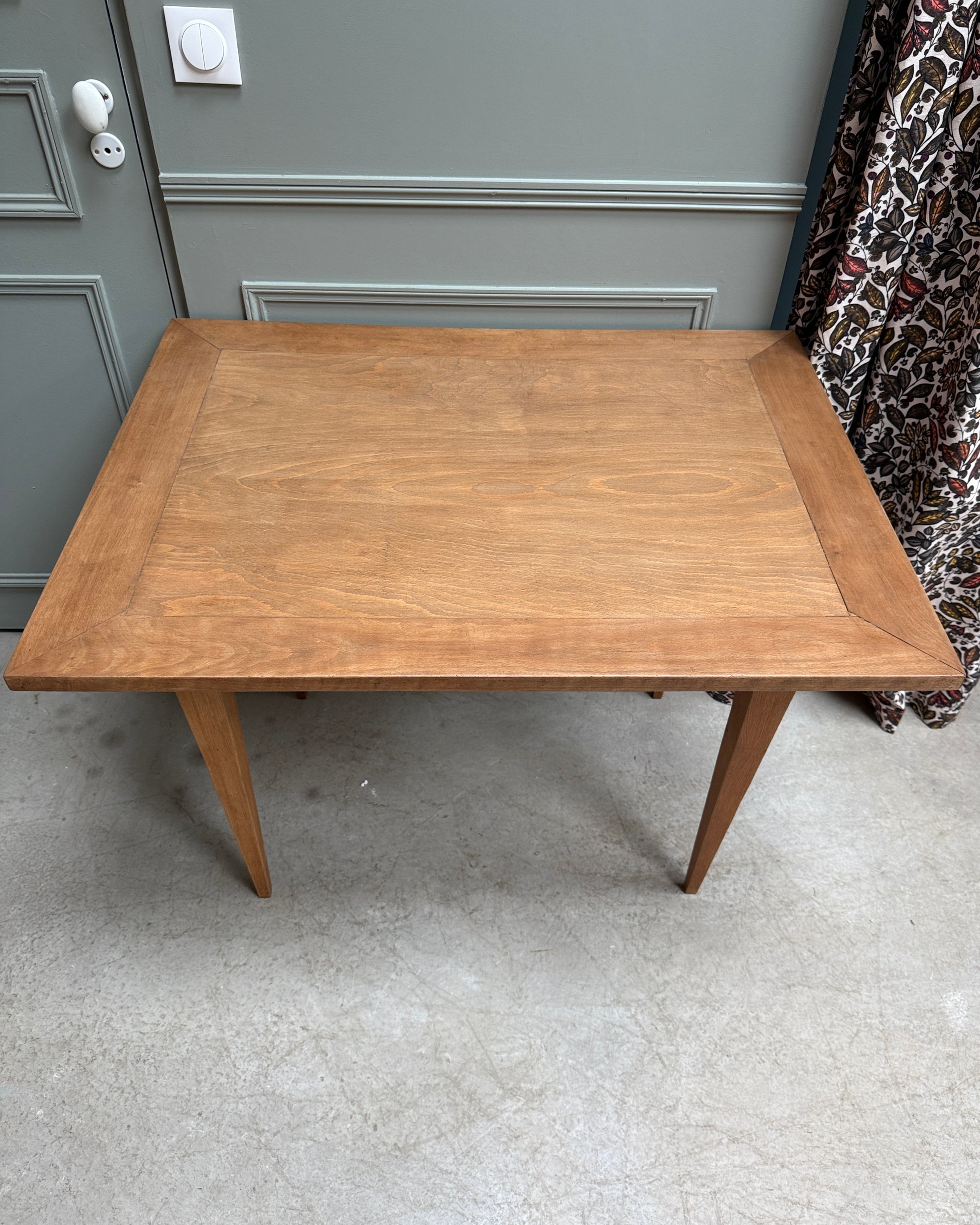 Bureau vintage aux pieds fuseaux