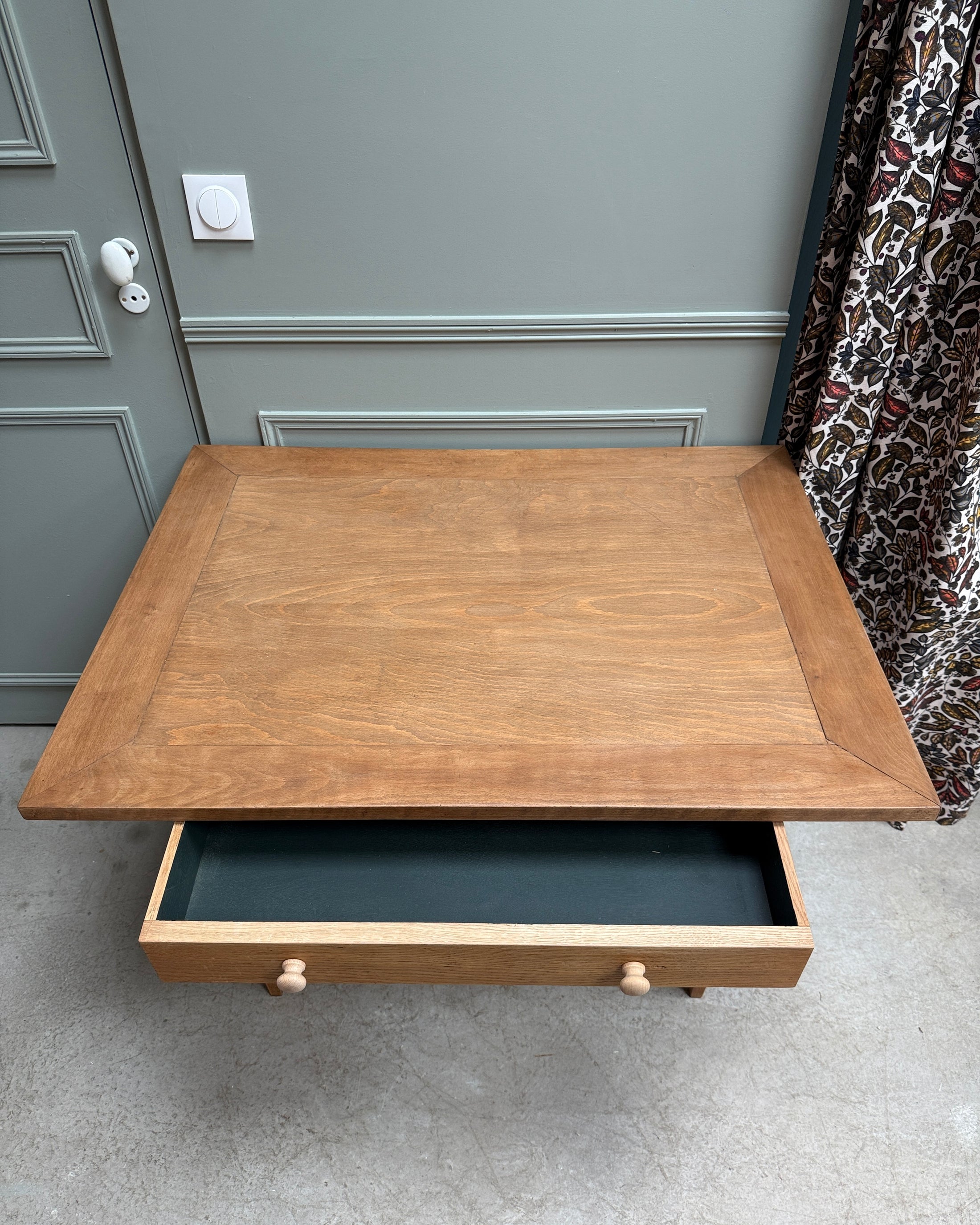 Bureau vintage aux pieds fuseaux