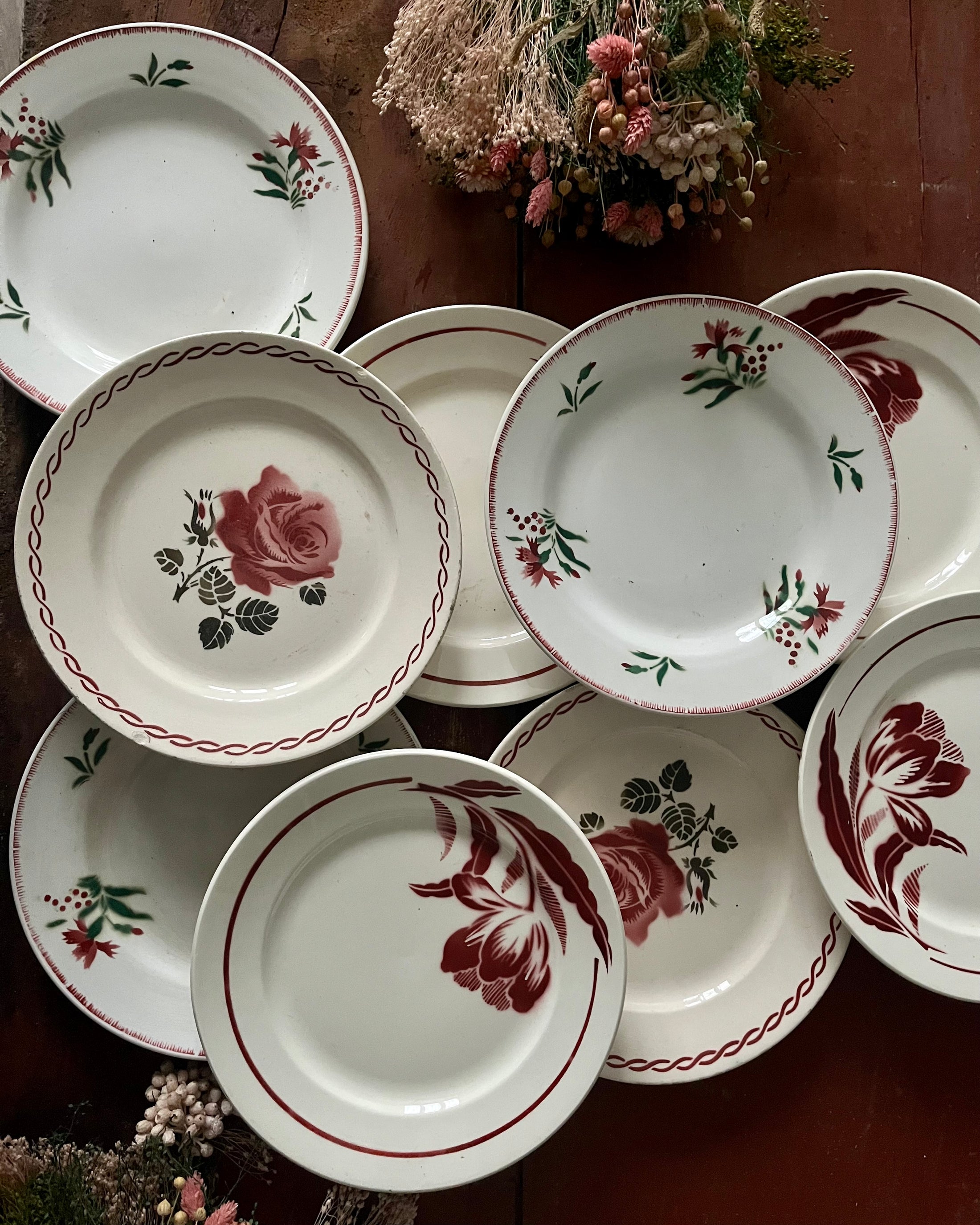 Série de 9 assiettes plates terre de fer dépareillées