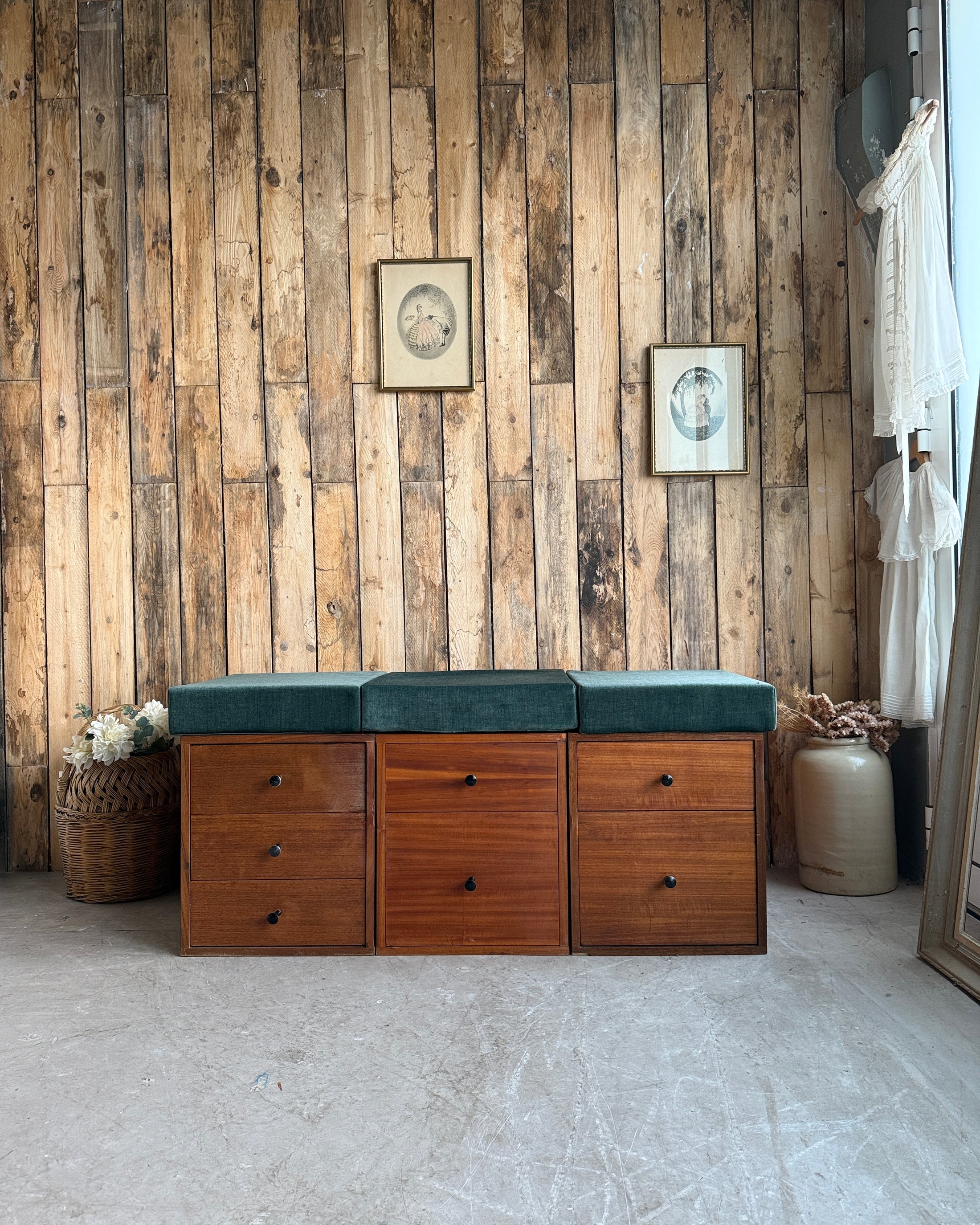 Trio de meubles à tiroirs vintage