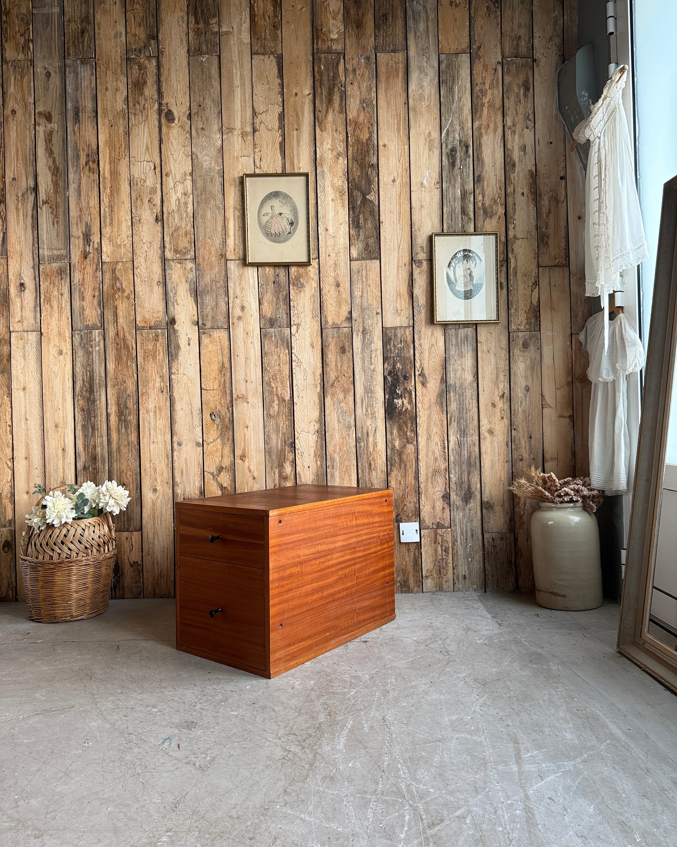 Trio de meubles à tiroirs vintage