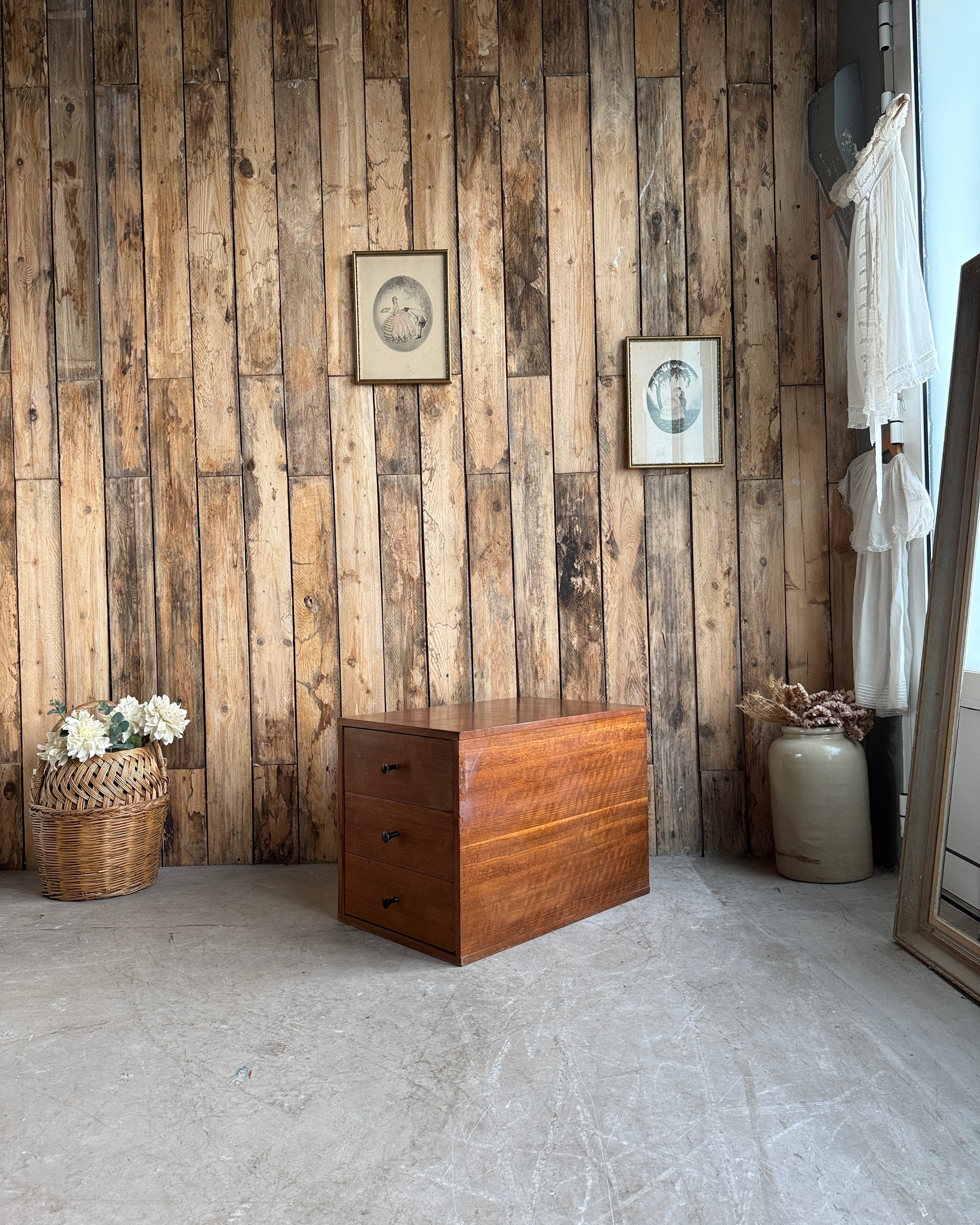 Trio de meubles à tiroirs vintage