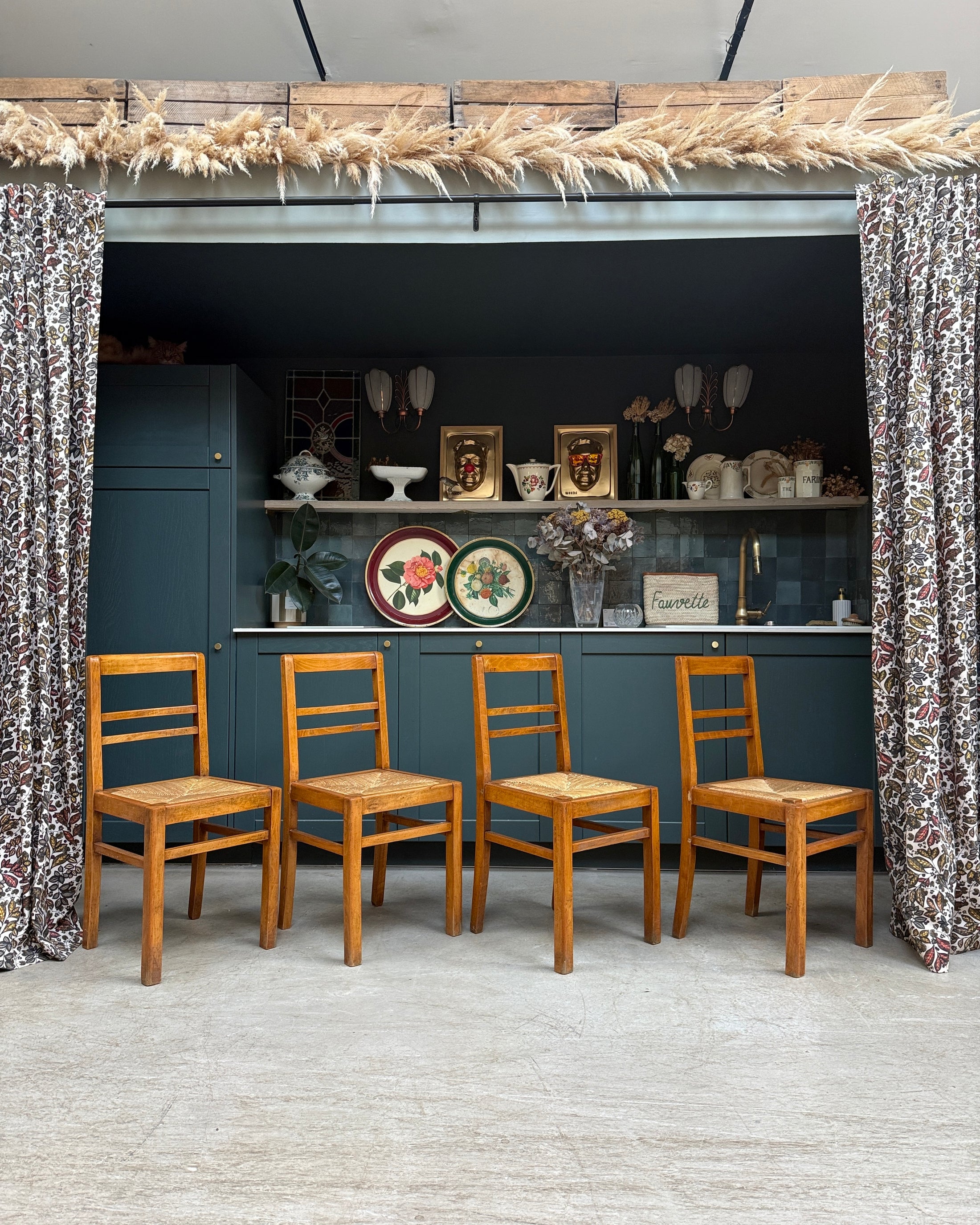 Chaises vintage en bois et assise paillée 