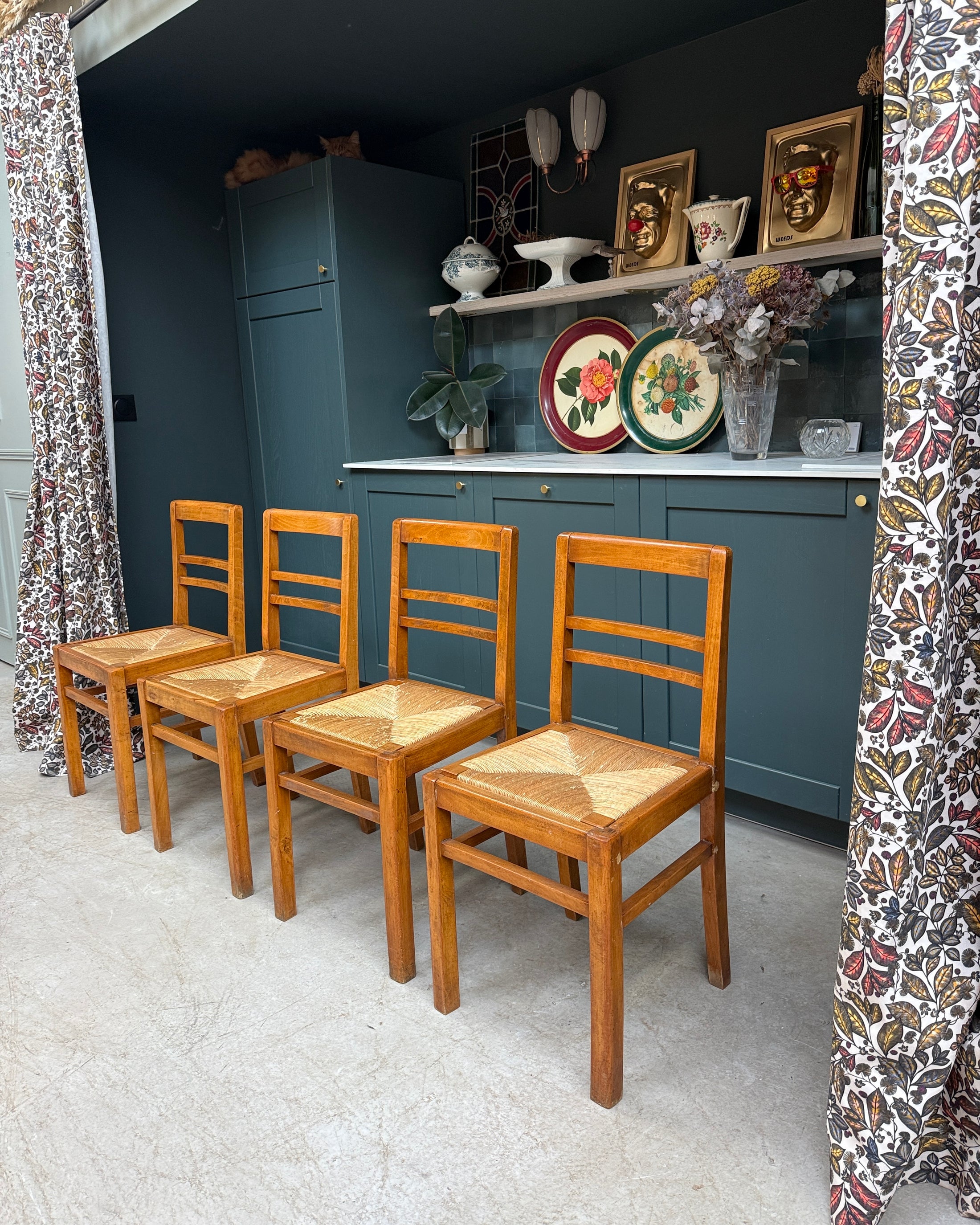 Série de quatre chaises paillées vintage