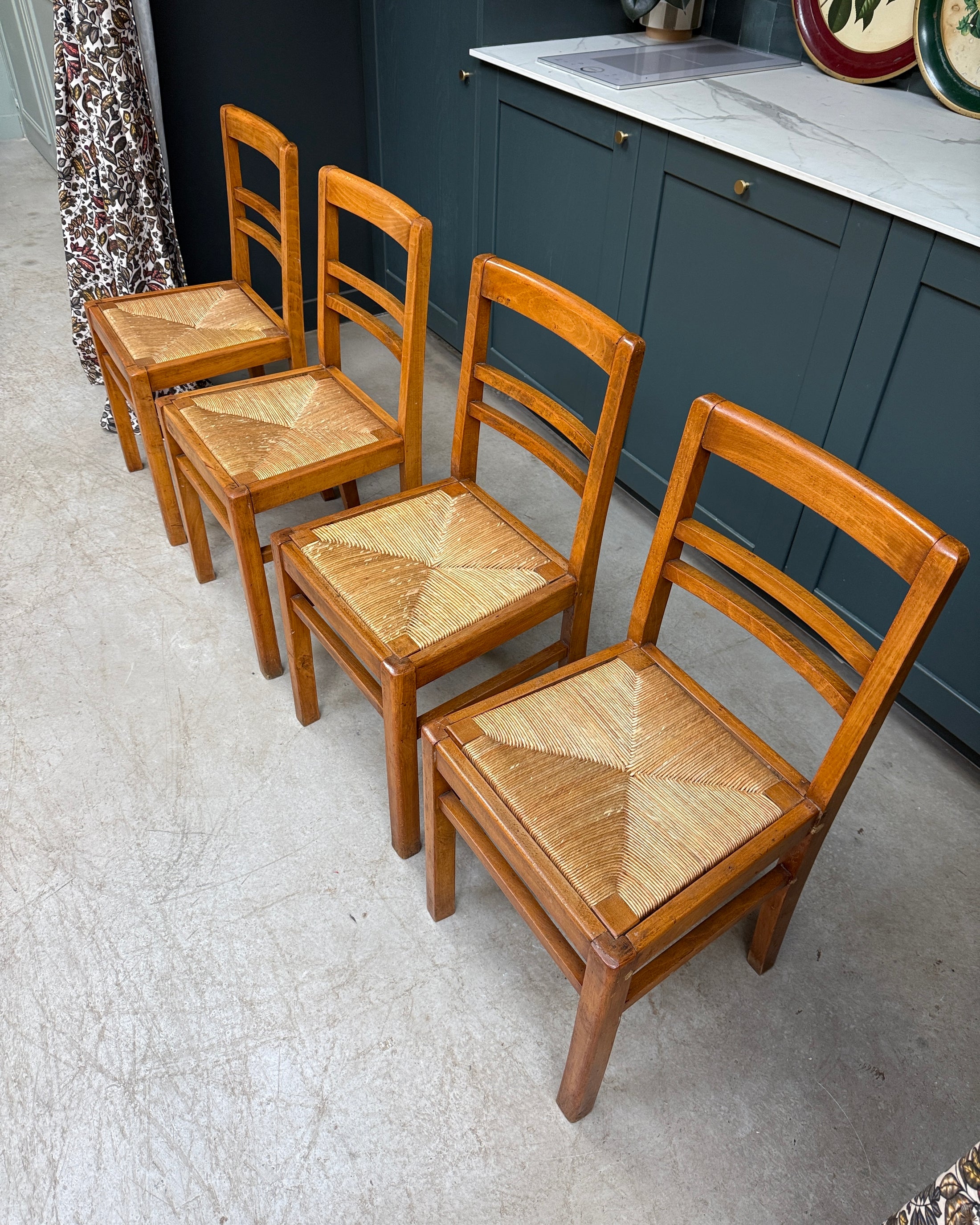 Série de quatre chaises paillées vintage