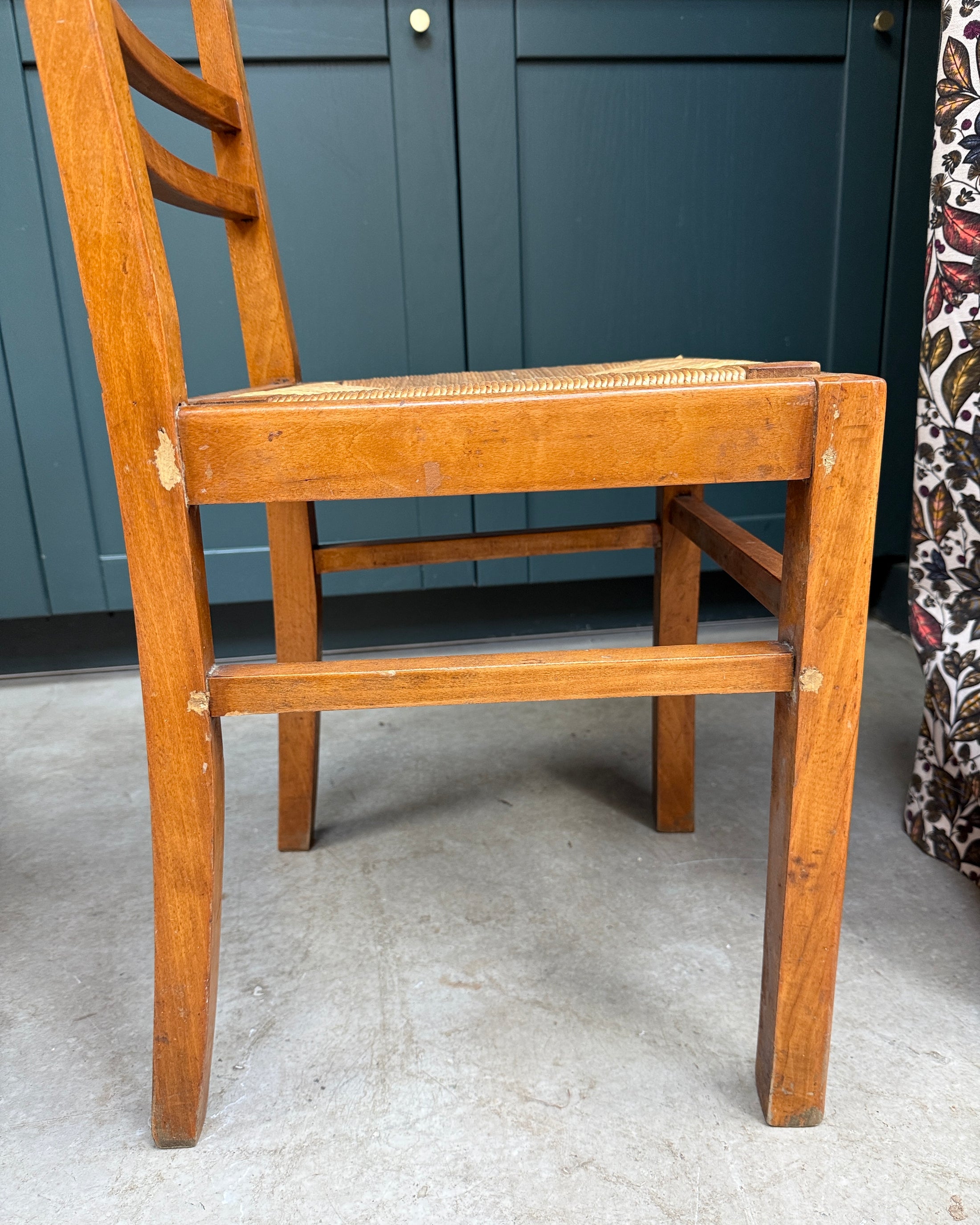 Série de quatre chaises paillées vintage